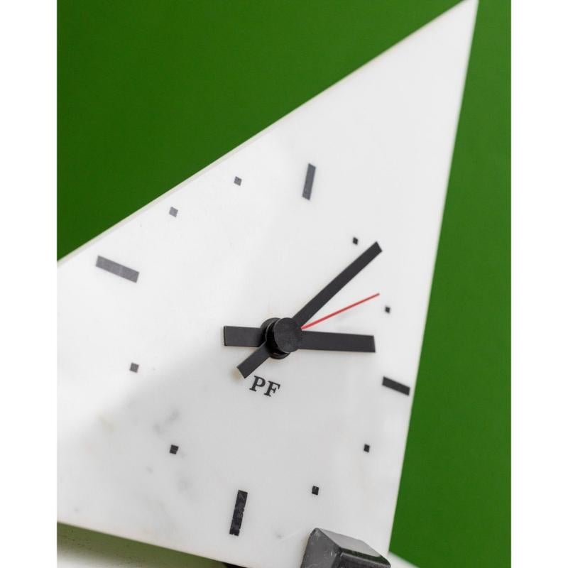 Reloj de pie triangular de mármol estilo Memphis Italia, años 80 Mármol en venta