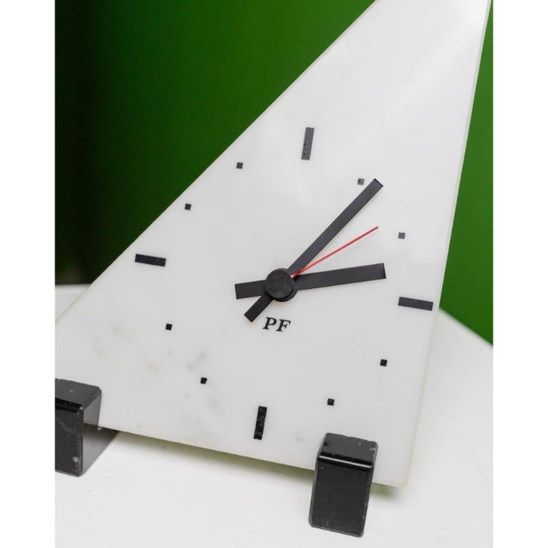 Reloj de pie triangular de mármol estilo Memphis Italia, años 80 en venta 3