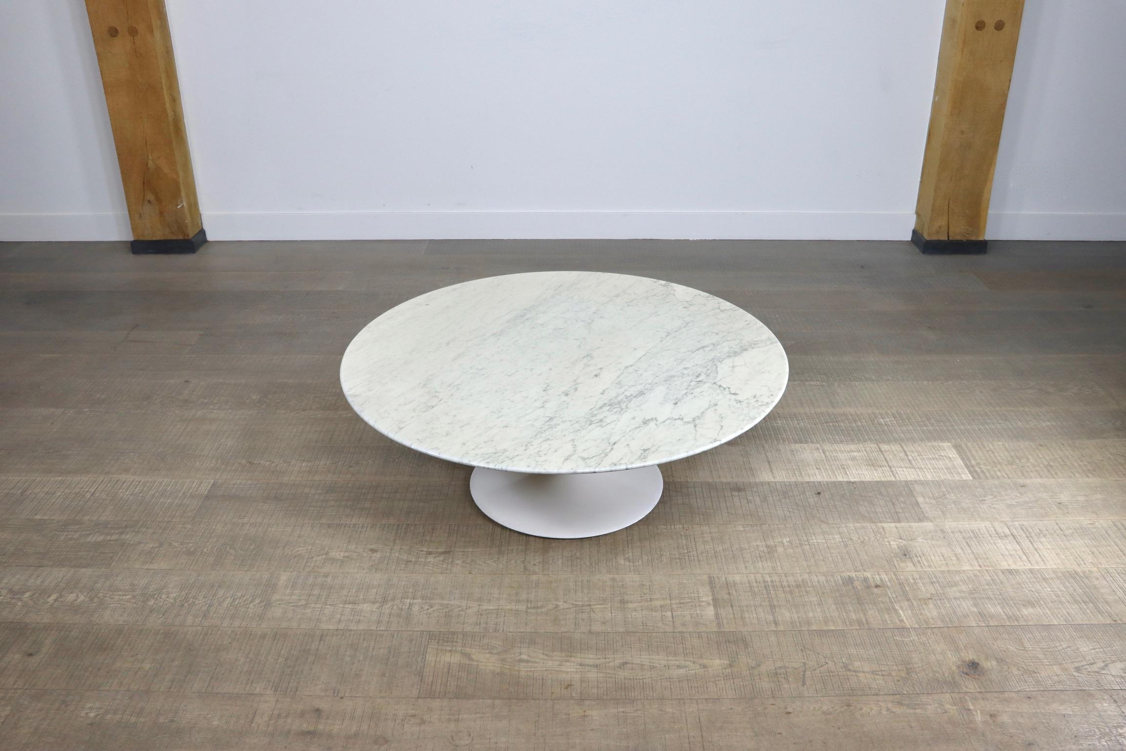 Nice vintage white marble tulip coffee table, designed by Eero Saarinen for Knoll International. This timeless design will instantly uplift any seating area with its looks and feel. The round marble table top gives this beautiful design a luxurious