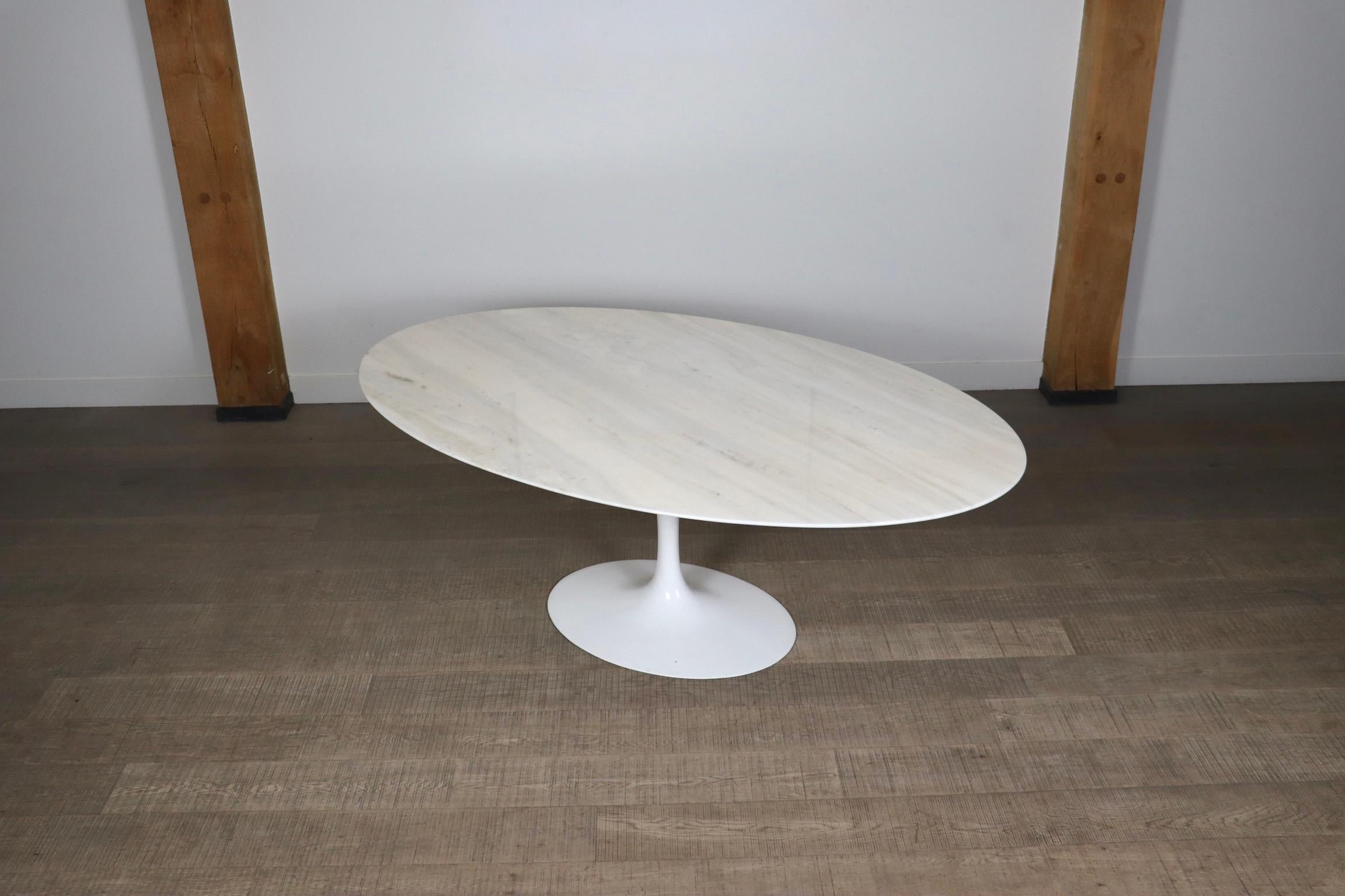 Nice oval shaped vintage white marble tulip dining table, designed by Eero Saarinen for Knoll International. This timeless design will instantly elevate any dining area with its luxurious looks and feeling. The beautiful calm grains of the white