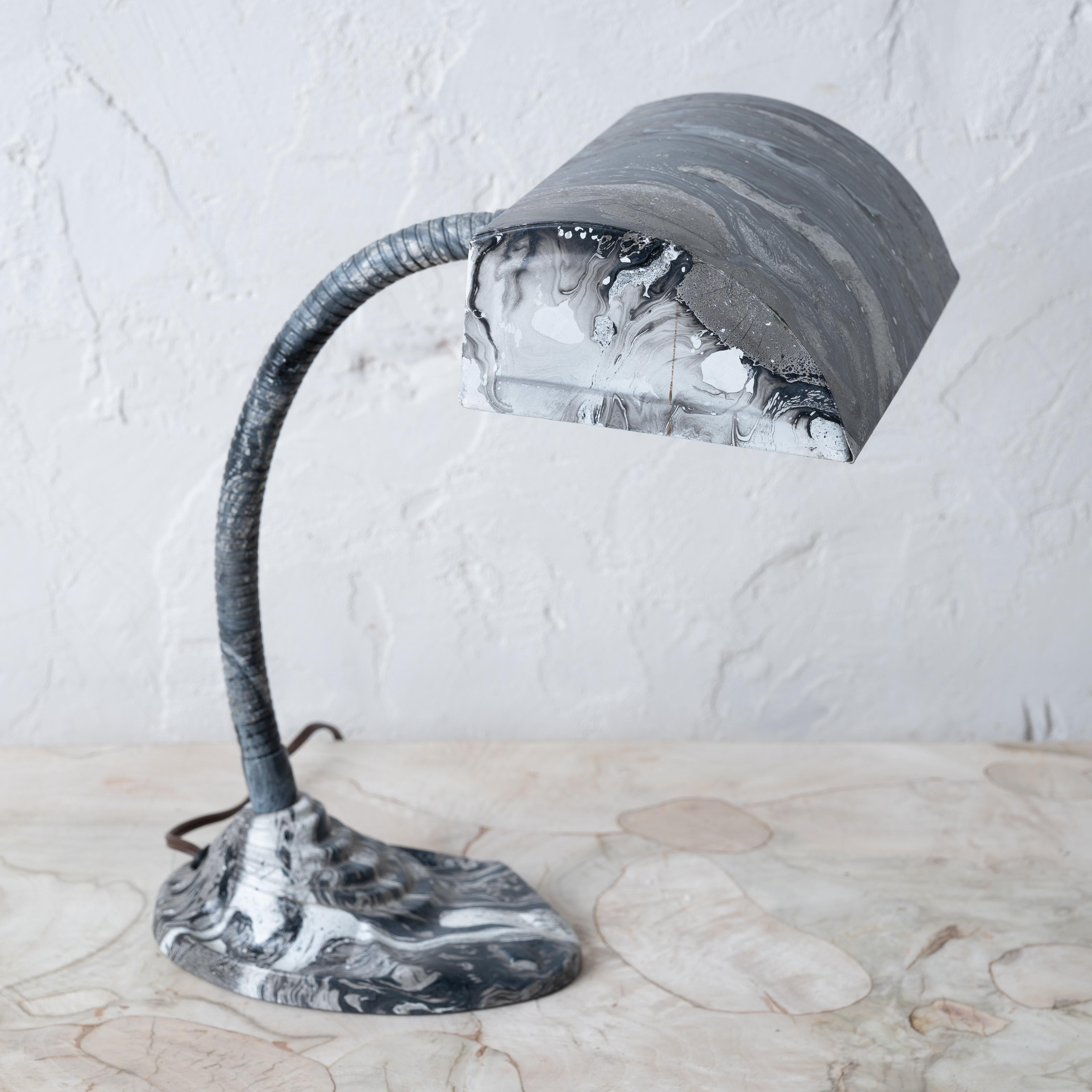 Metà XX secolo Lampada a collo d'oca marmorizzata d'epoca, anni '30 ca. in vendita