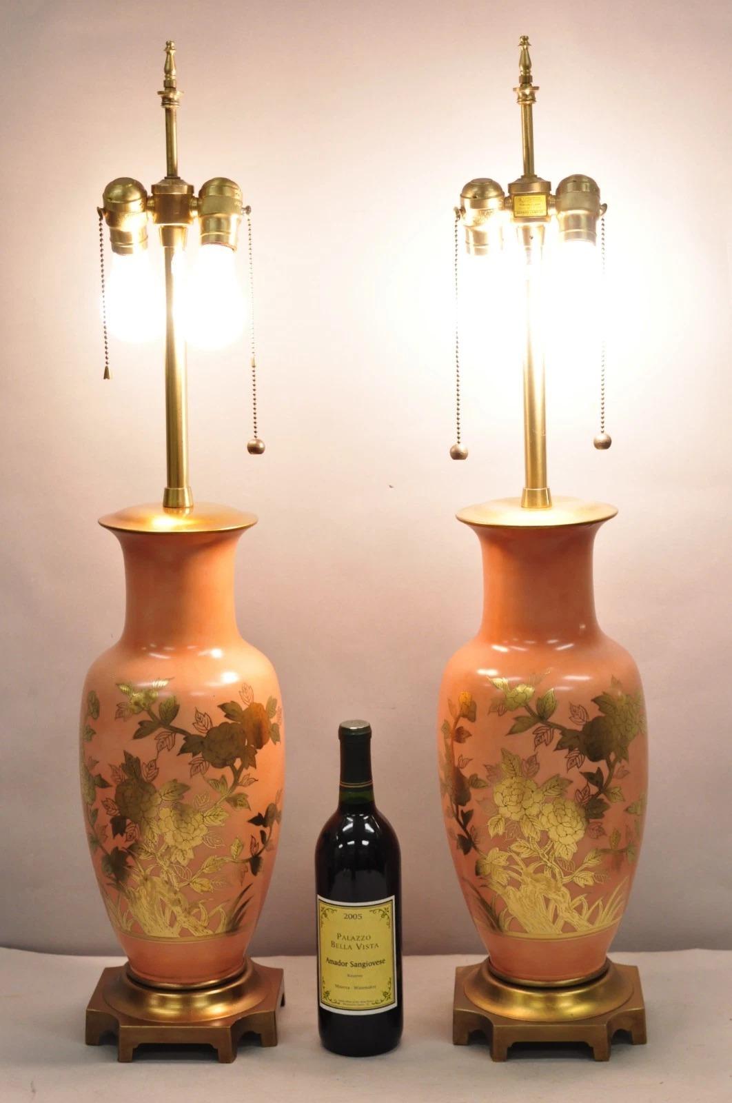 Lampada da tavolo in porcellana rosa salmone/corallo Marbro Chinoiserie vintage con dettagli floreali dorati su entrambi i lati - una coppia. Circa metà del XX secolo. Misure: 24 H (fino al terminale) x 27