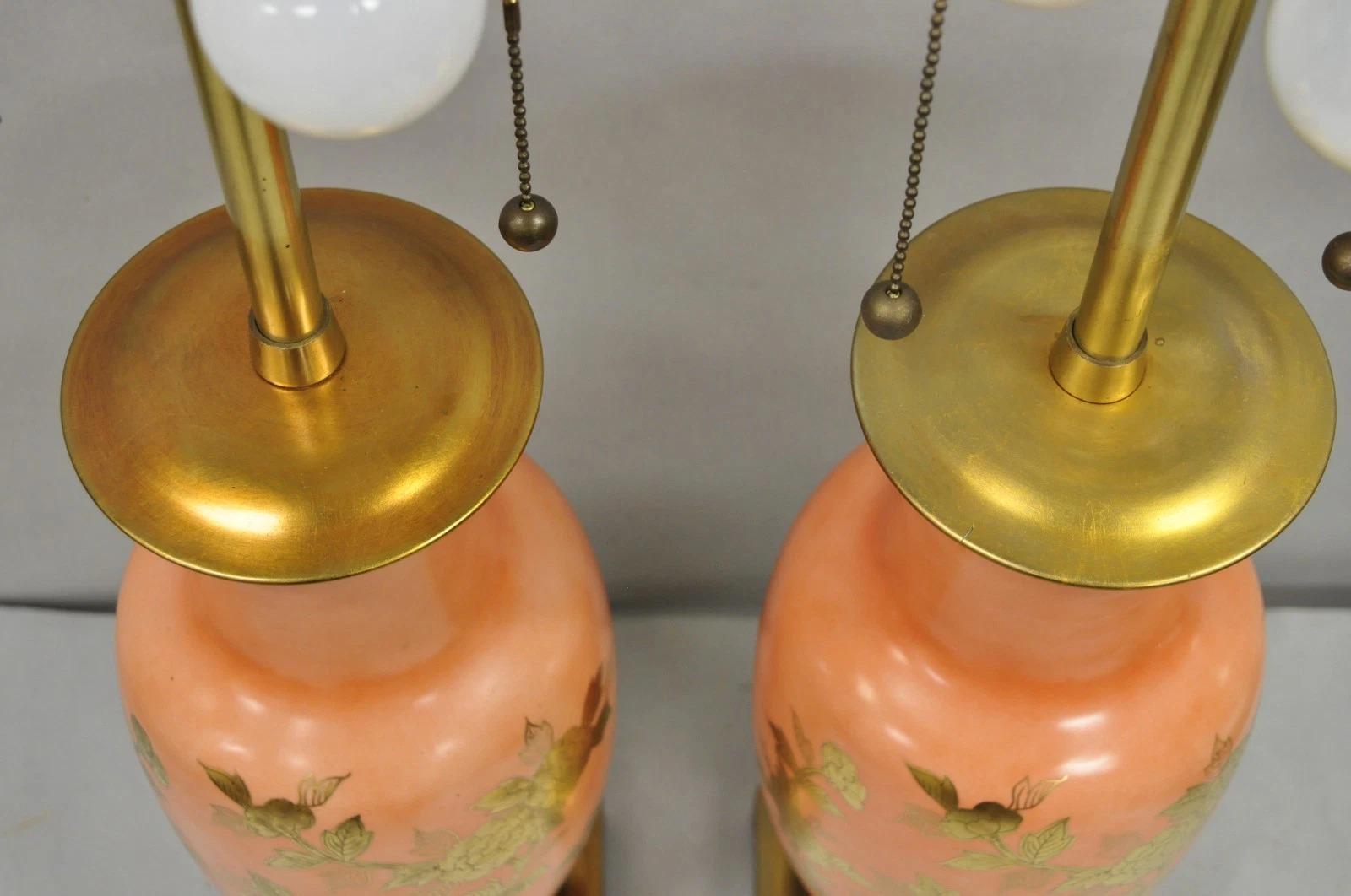 Porcellana Lampade da tavolo in porcellana rosa corallo salmone Marbro Chinoiserie d'epoca - una coppia in vendita