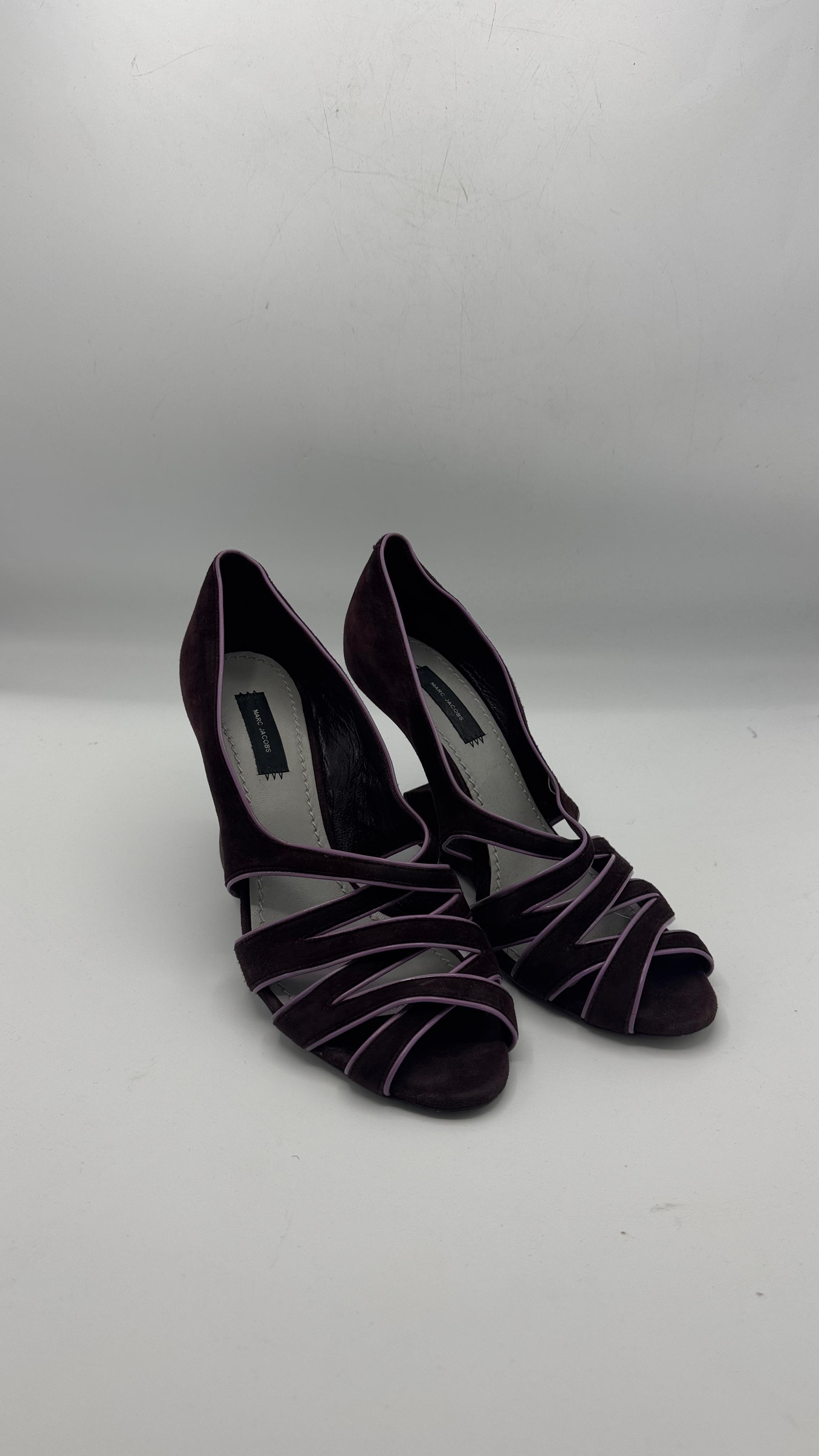 Äußerst seltenes Paar auberginefarbener Samtpumps von Marc Jacobs mit lilafarbenen Paspelierungen und einem außergewöhnlichen, freitragenden, hinteren Absatz - ein wahres Meisterwerk des Avantgarde-Designs. Dieses ikonische Modell ist ein perfektes
