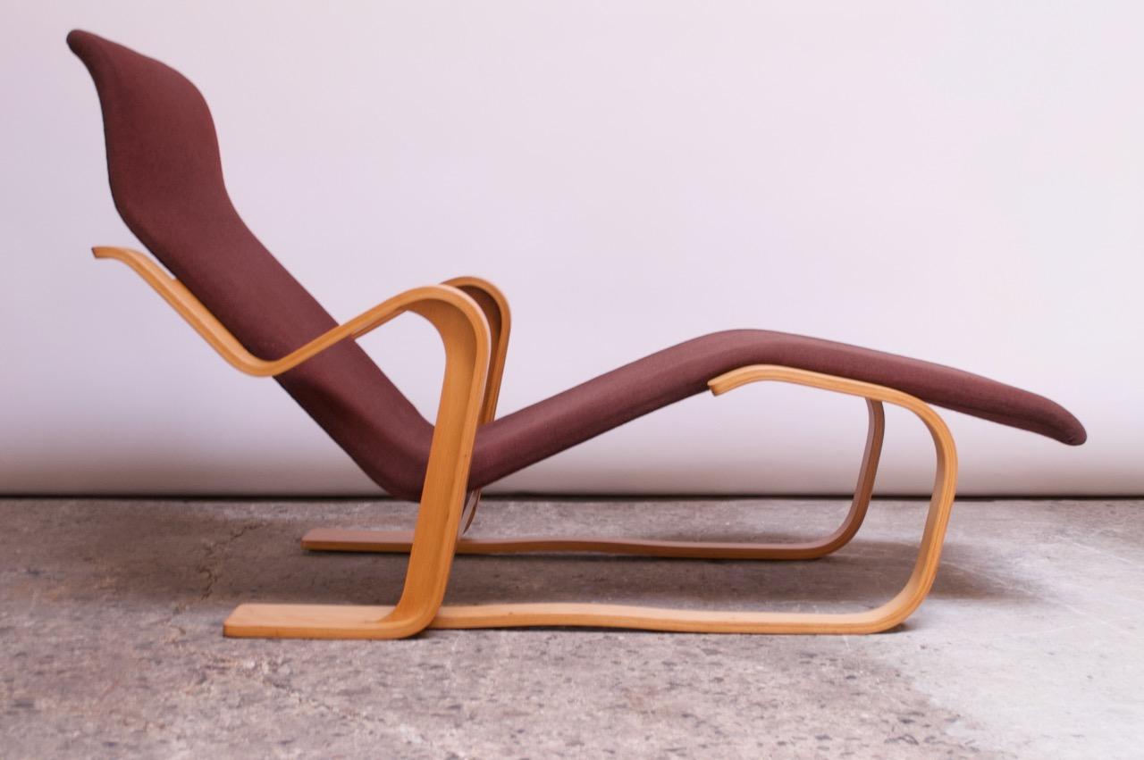 Marcel Breuer bent plywood chaise longue / 