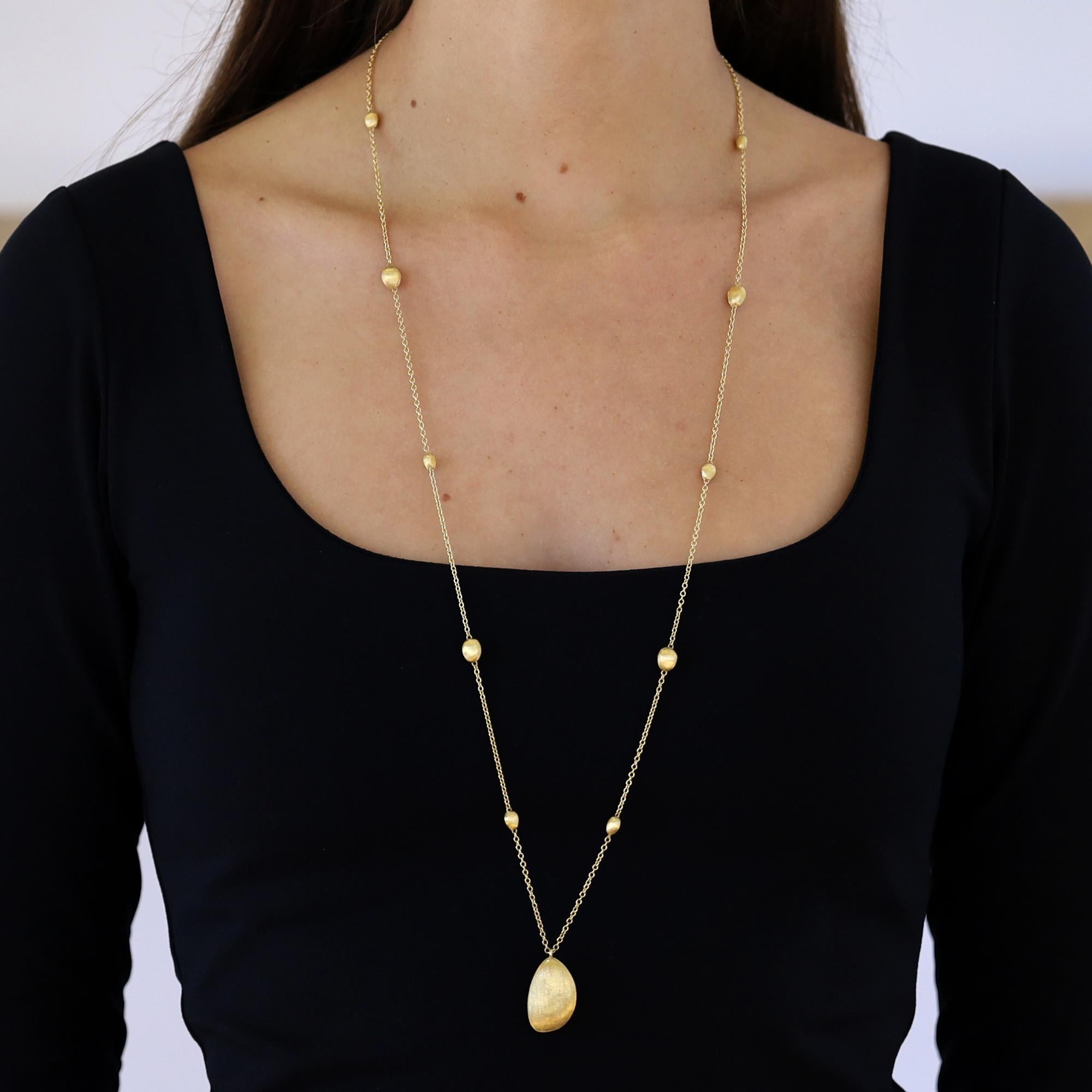 Una lunga e lussuosa collana con ciondolo Marco Bicego vintage in oro italiano 18 carati. Il design ritirato dalla popolarissima collezione Siviglia presenta 10 