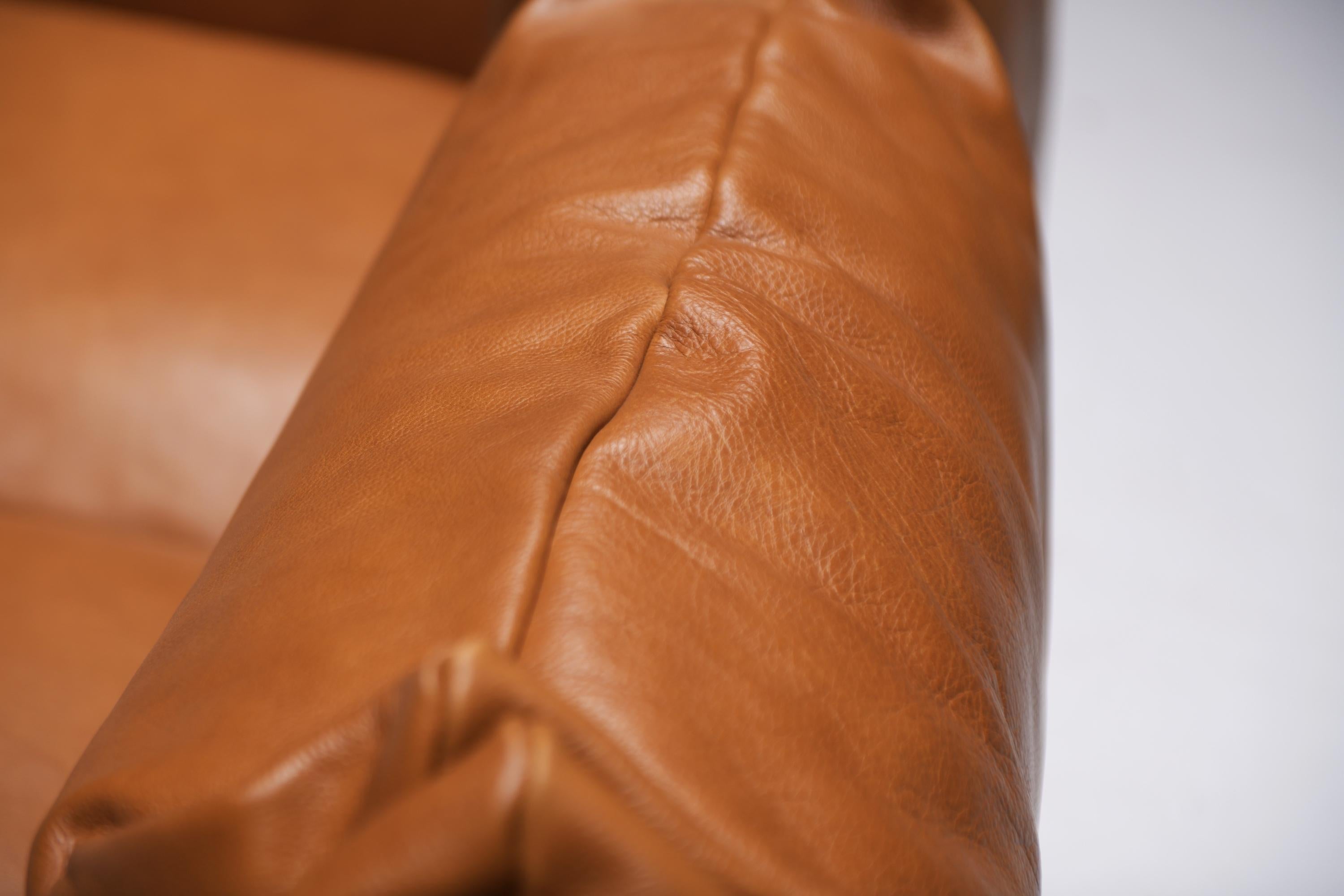 Vintage Marenco 255 sofa in new cognac leather by Mario Marenco for ARFLEX Italy For Sale 1