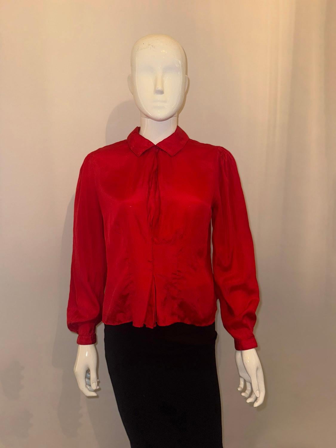 Donna Vintage Margaret  Camicetta di seta rossa di Howell in vendita