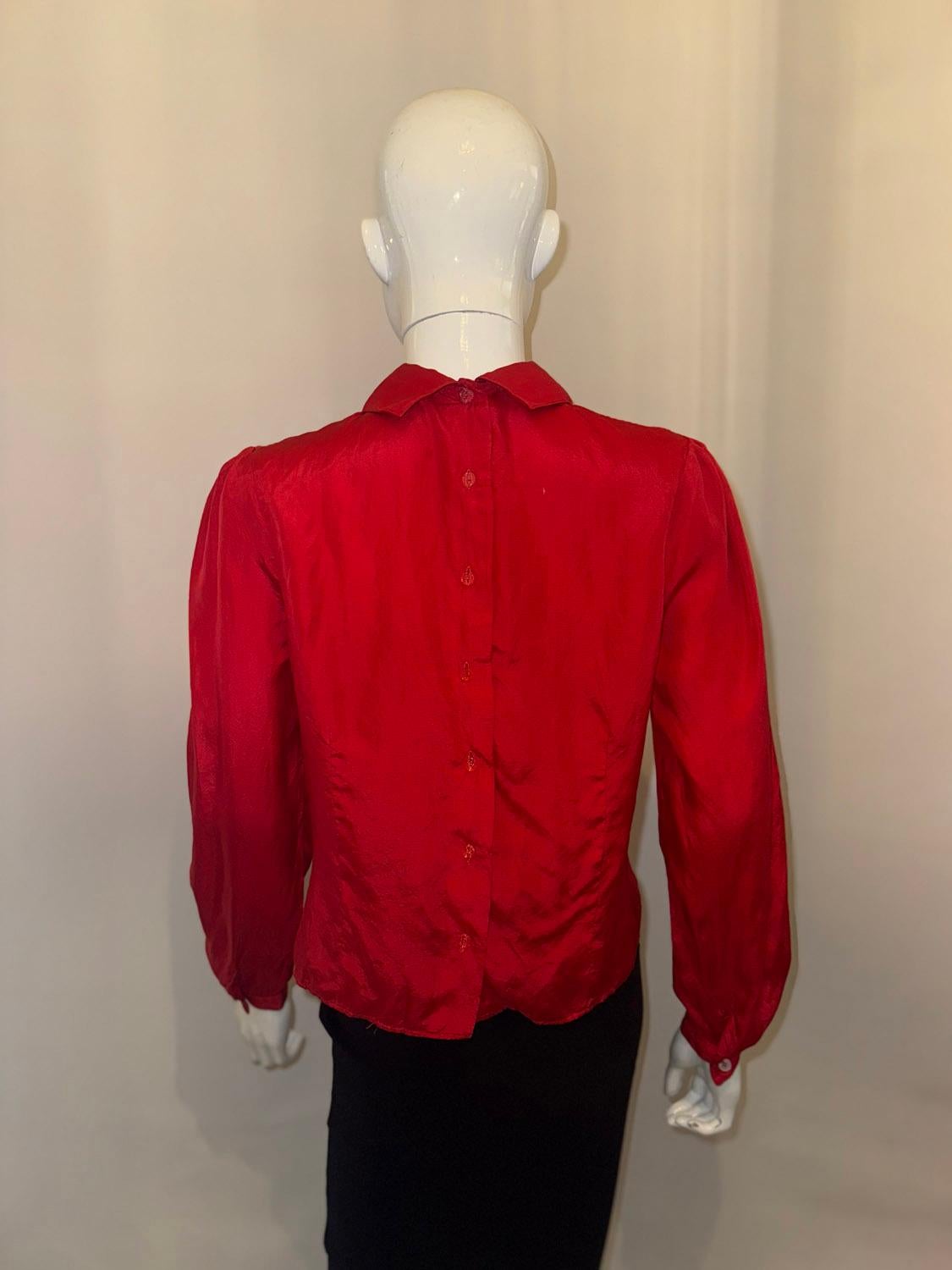 Vintage Margaret  Camicetta di seta rossa di Howell in vendita 1