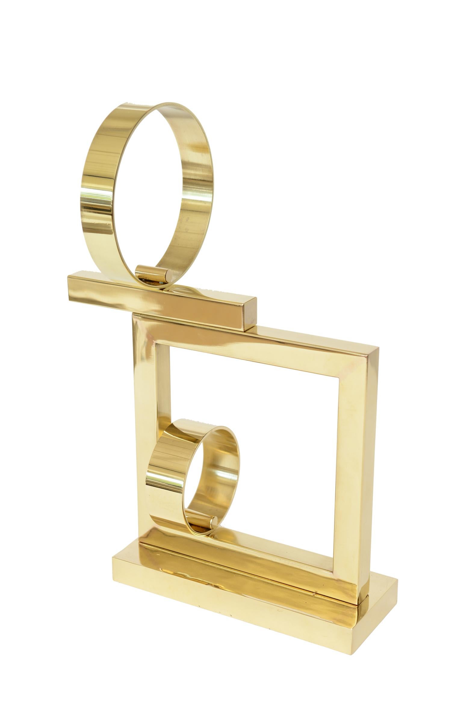 Questa favolosa scultura geometrica in ottone di Margaret Wasserman-Levy è vintage e risale agli anni '70. Le forme dei cerchi, delle linee e dei quadrati sono semplicistiche ma sofisticate con grande misura. è firmato nella sua forma di cifrario in
