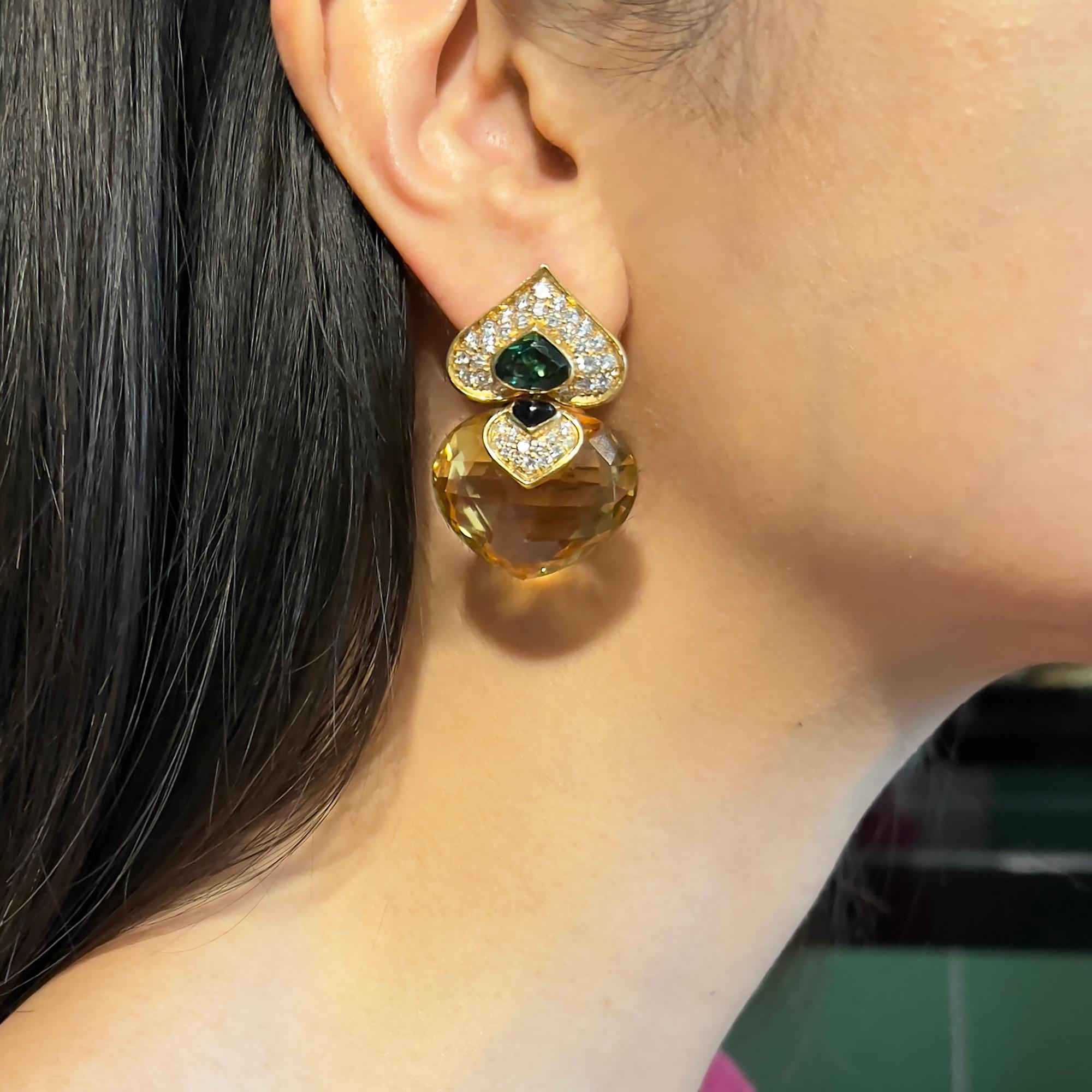 Zitrine, Bergkristall, blaue Topase und grüne Turmaline, Cabochon Onyx, runde Diamanten und 18k Gelbgold  

Unterzeichnet Marina B

Abmessungen:  3.9 cm 

Diamanten: mit einem ungefähren Gesamtgewicht von 2,40 - 2,70 Karat