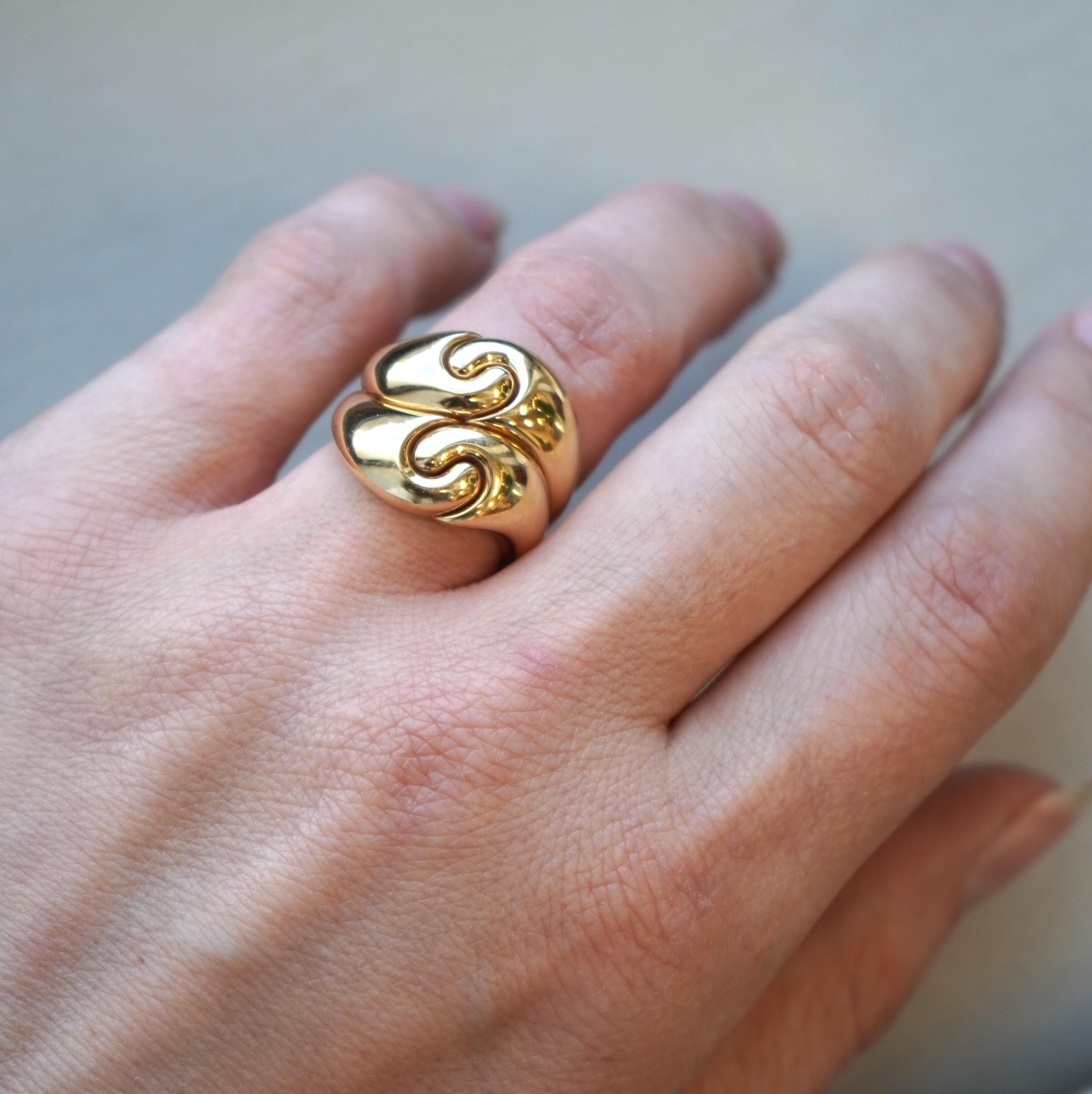 Cette bague en or jaune 18 carats met en valeur le langage sculptural distinctif de la marque, souvent appelé le motif 