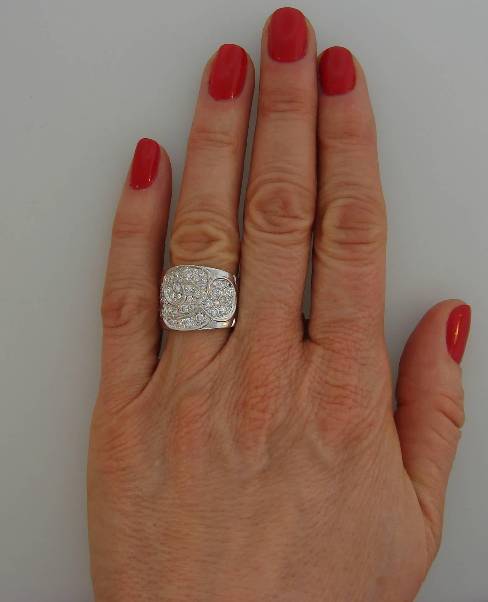 Vintage Marina B Ring Diamond 18k Gold Band Estate Jewelry In Good Condition In Beverly Hills, CA