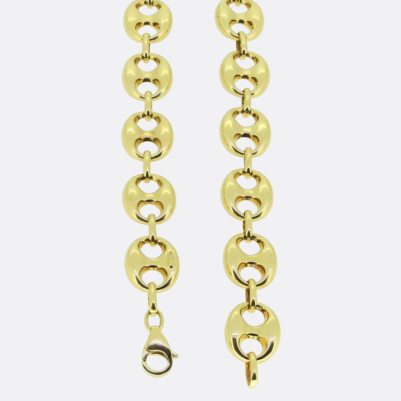 Here we have a gorgeous mariner chain necklace crafted from a rich 18ct yellow gold. The design showcases a series of polished plump oval links, each with dual cut-out details, creating a bold and modern aesthetic. The links are seamlessly