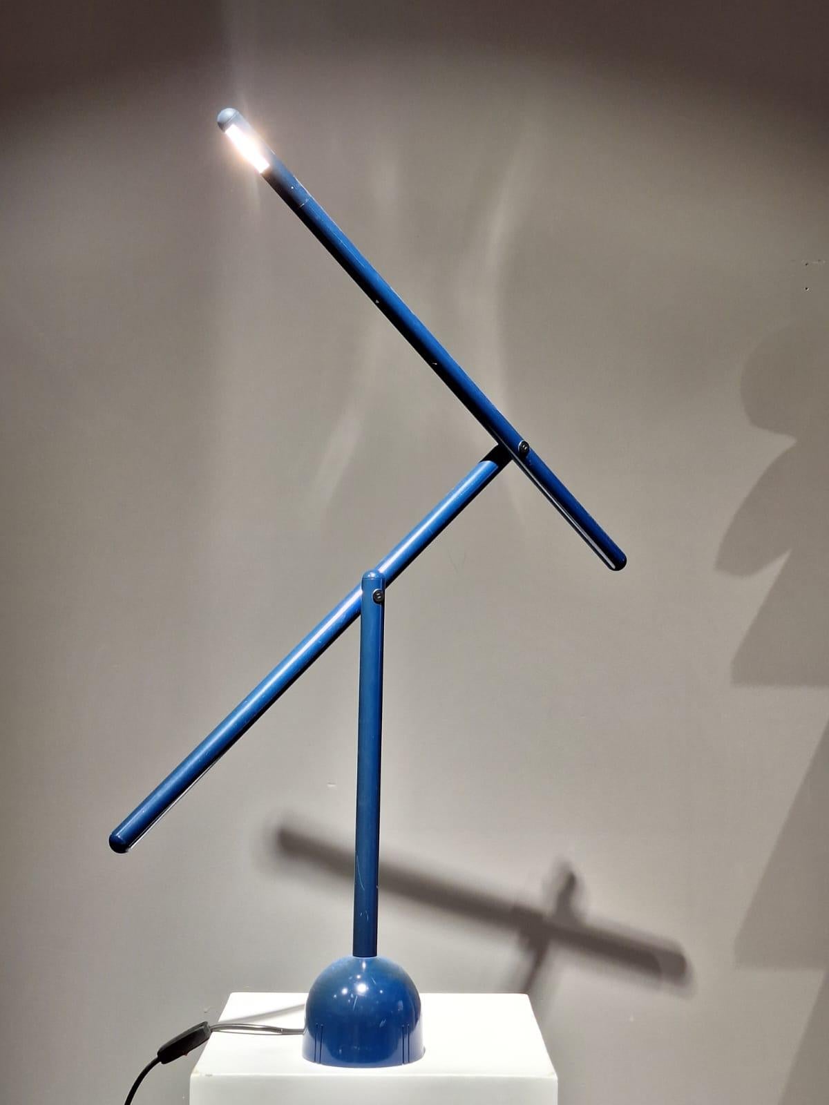 Lampe de bureau conçue par Mario Arnaboldi pour Programmaluce. Composé d'une tige et de deux bras réglables. Lumière réglable. Métal laqué. La couleur est un bleu mat avec quelques décolorations, il a une belle patine. Modèle : Mira. 1980s.