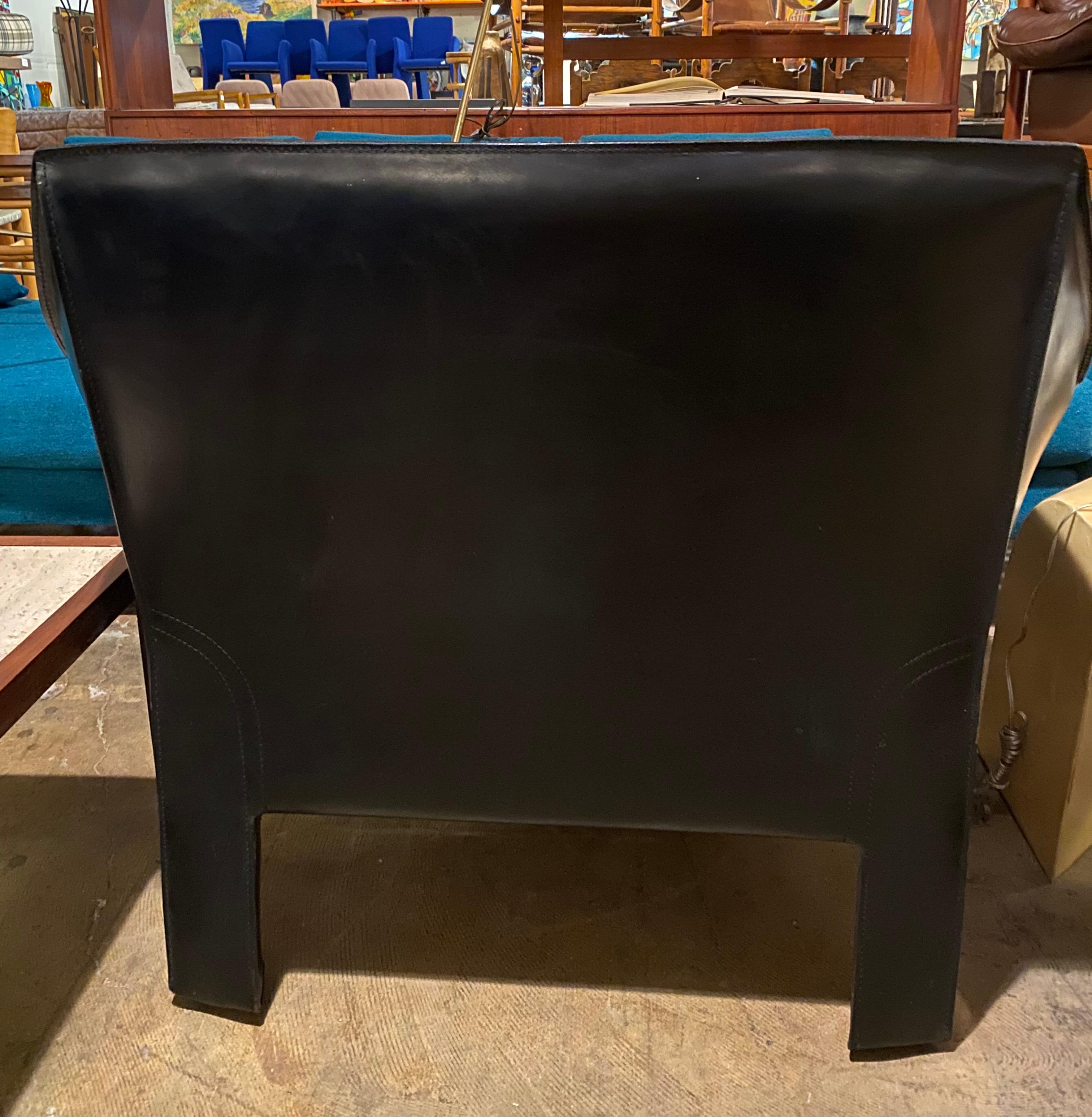 Beautiful vintage Mario Bellini for Cassina Cab 415 leather chair in black. Designed similar to the Cab dining chairs, the lounge club chair is a much larger and deeper version and would make for a stunning piece in any setting. This vintage Cassina
