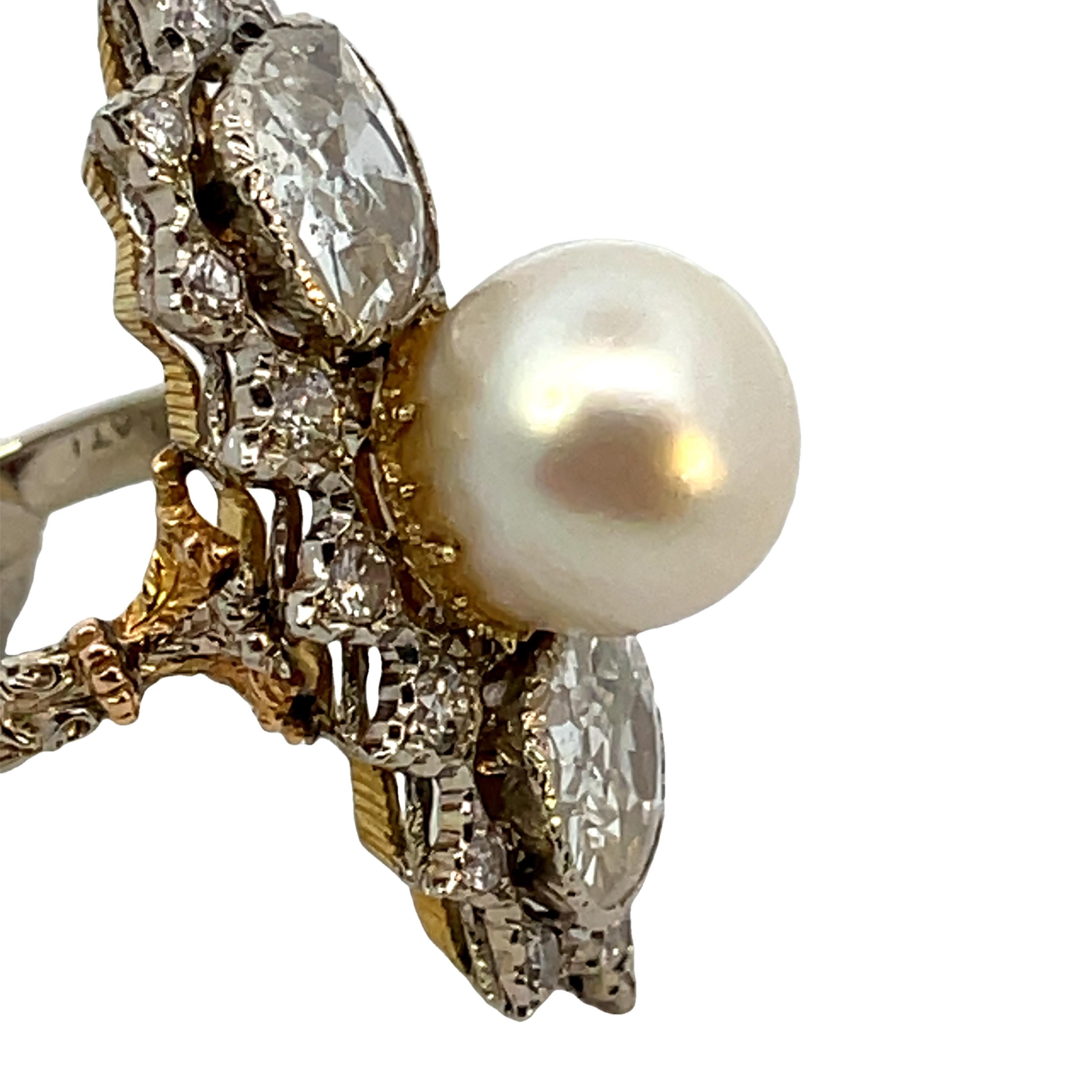 Exquise bague en diamant et perle de Mario Buccellati, comprenant deux diamants anciens de taille coussin pesant environ 2,20cts chacun et une perle de culture.
Boîte d'origine Mario Buccellati incluse