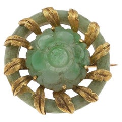 Broche fleur en or et jadéite de Mario Buccellati Vintage - Design floral gravé Broche fleur en or et jadéite de Mario Buccellati Vintage - Design floral gravé