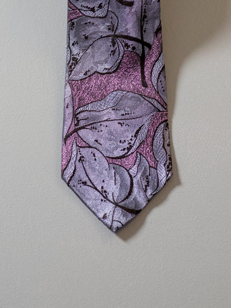 Elegant tie designed by an Italian designer Mario Ferrari, it is made in 100% silk. A true evergreen, a particular and never banal accessory, decorated with lilac flowers on a purple background. Ideal for an evening with friends or colleagues.