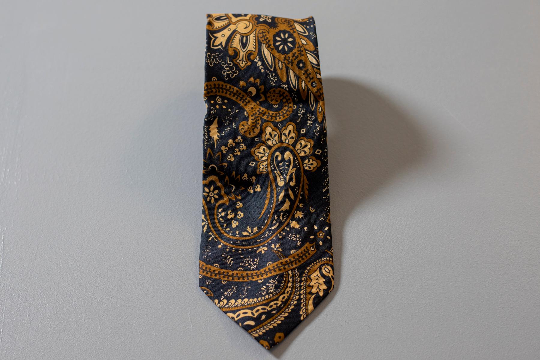Vintage Mario Ferrari tie, It is made of 100% silk, with yellow and brown paysley motifs on a blue background.
This model of tie, thanks to its very particular pattern, will make your style unique and original. Ideal for an informal evening with