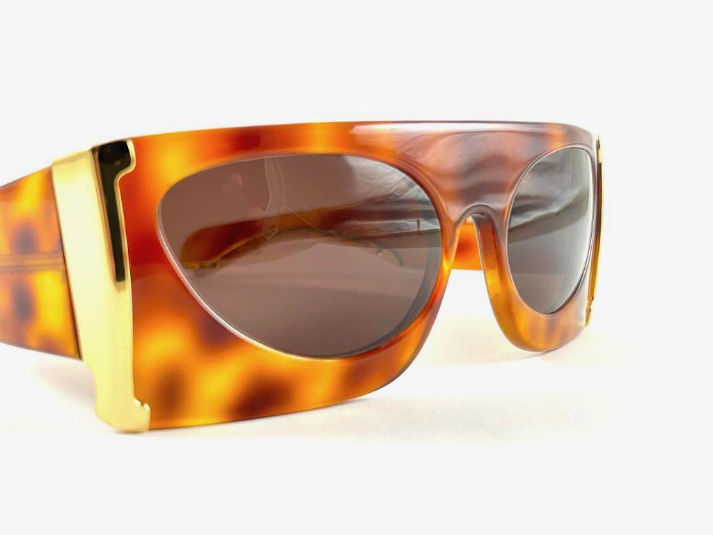 Vintage super rare  Mario Valentino theatrical sunglasses, tortoise frame with gold detailed temples.

Made in Italy.

MEASUREMENTS 

FRONT : 14 CM
LENS  HEIGHT : 3.5 CMS
LENS WIDTH : 5.2 CMS
TEMPLES : 12 CMS