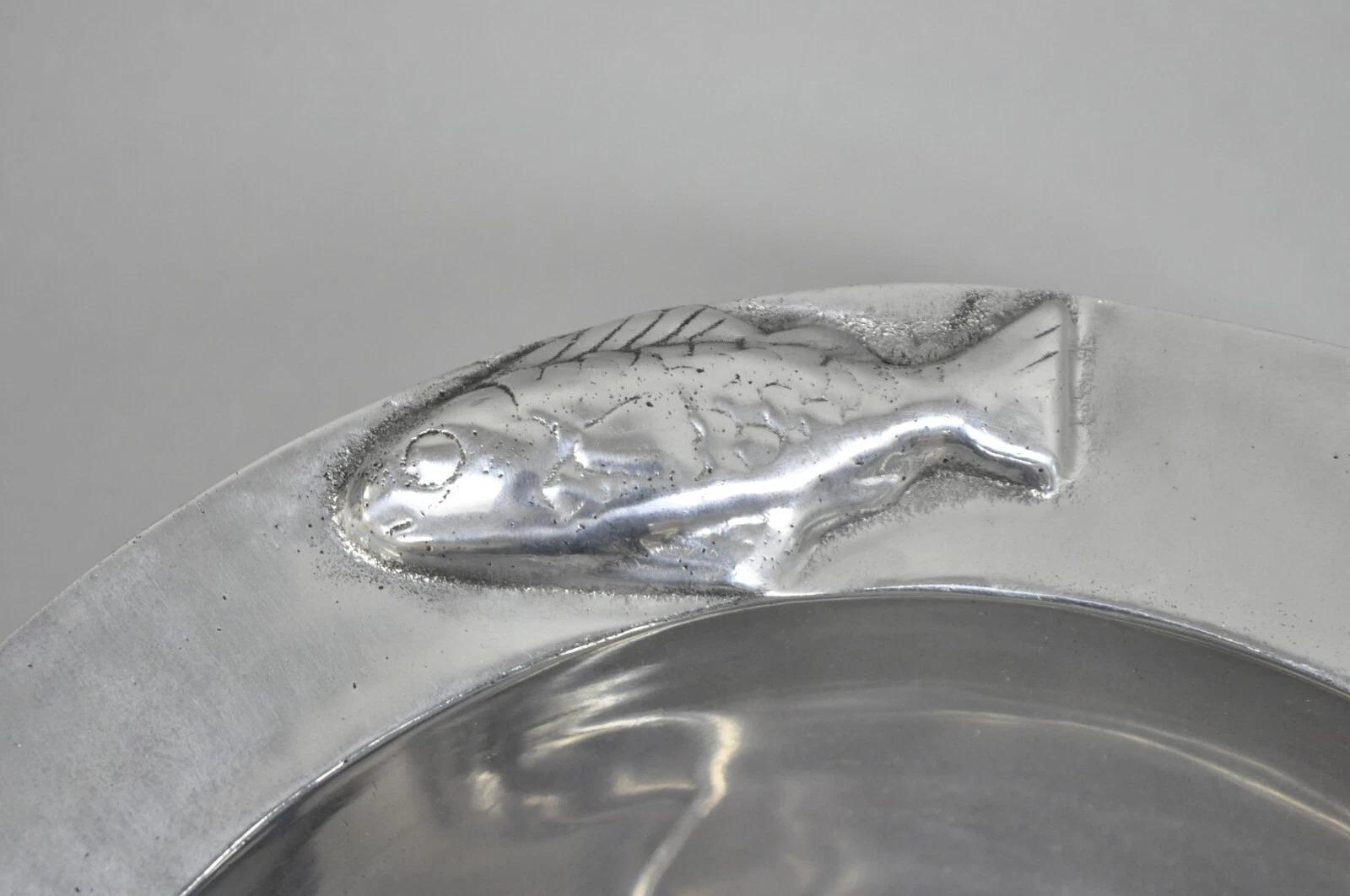 Sconosciuto Vintage Mariposa Brillante Mid Century Modern Insalatiera di pesce in alluminio con utensili in vendita