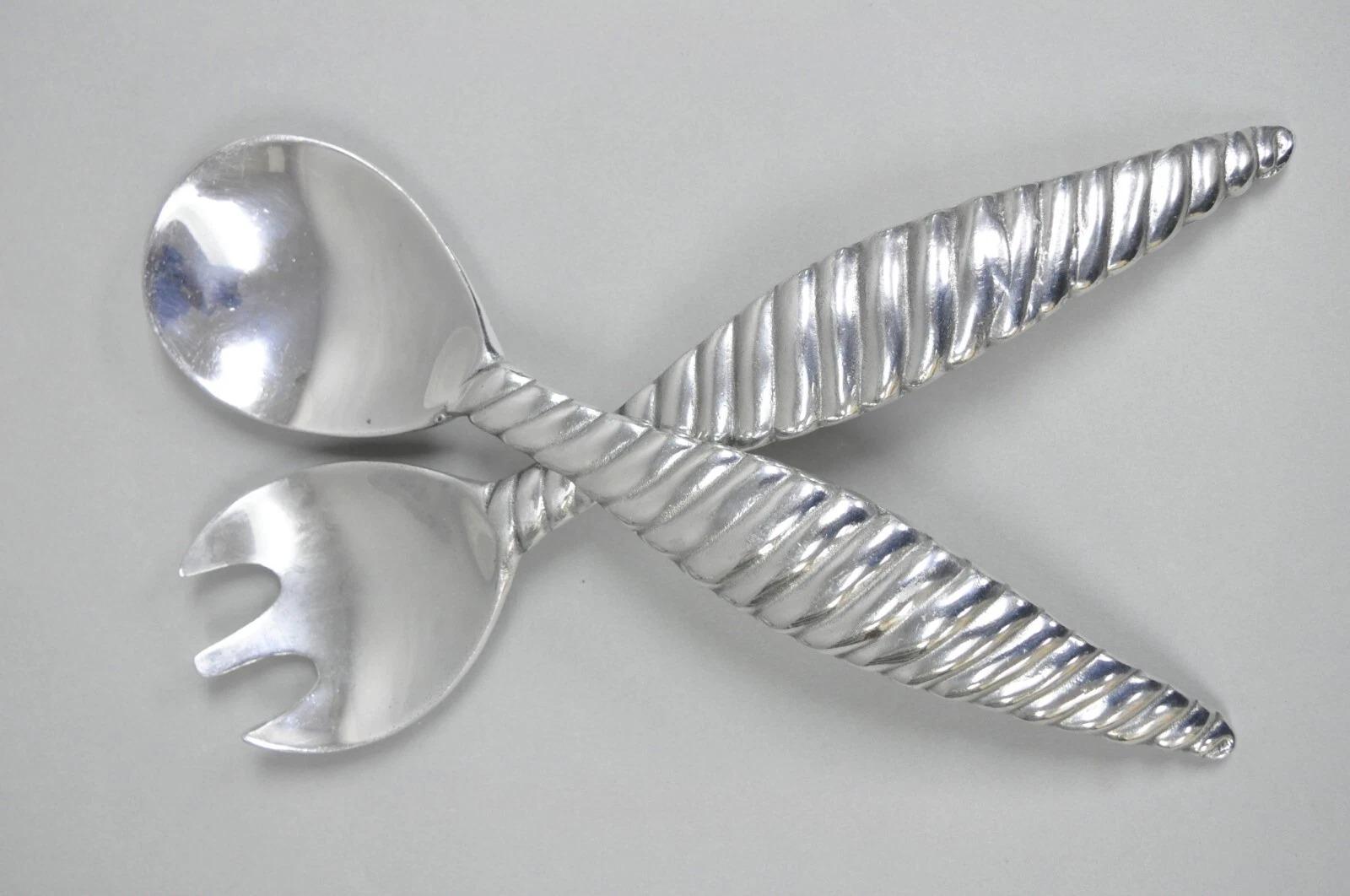 Vintage Mariposa Brillante Mid Century Modern Insalatiera di pesce in alluminio con utensili In condizioni buone in vendita a Philadelphia, PA