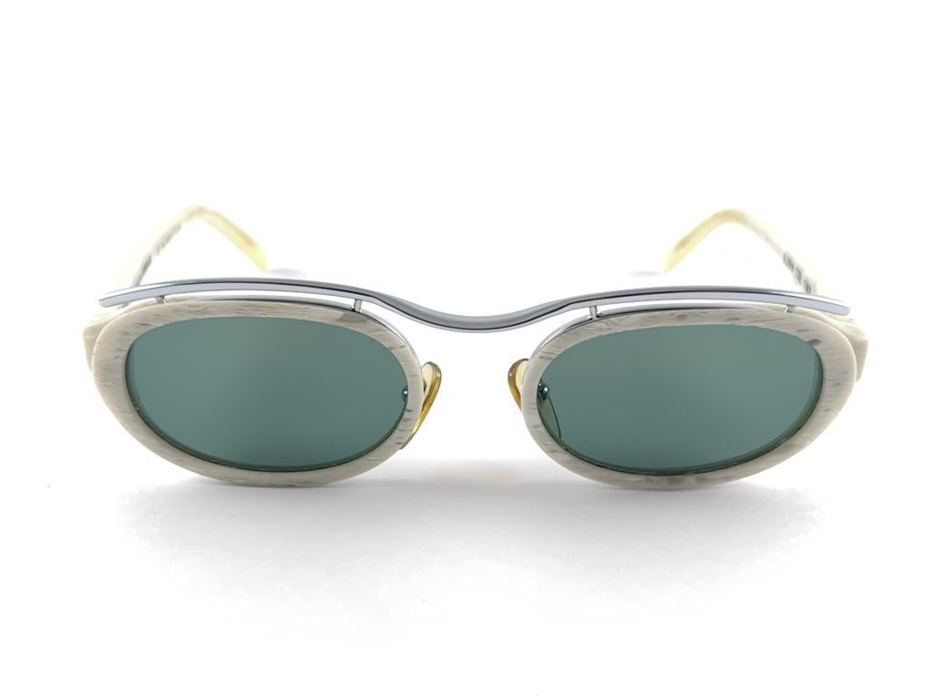 Mint Marithe Francois girbaud small oval Frame holding a pair of green lenses
This pair could show minor sign of wear due to storage

Made in France


Front                                  13.5 cms
Lens Height                         3.1 cms
Lens