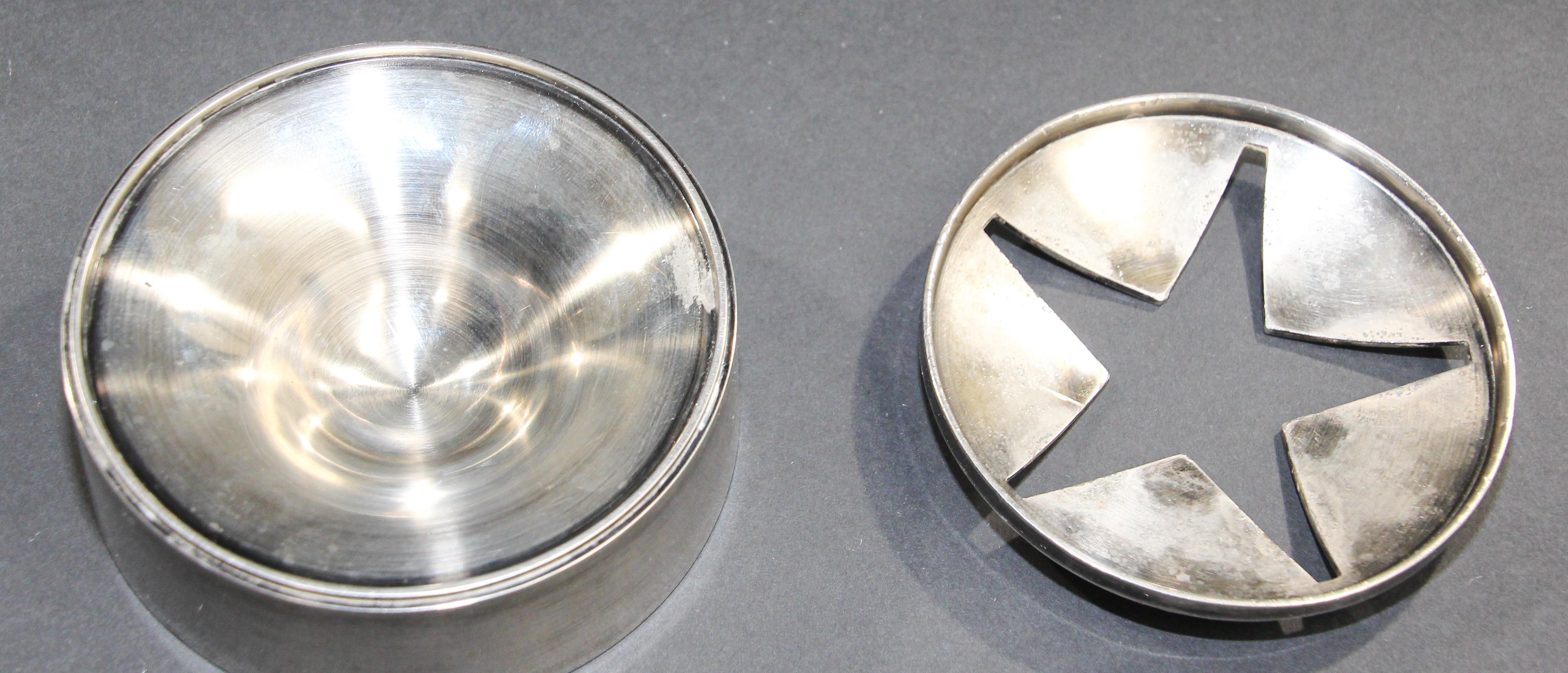 Vintage Marlboro Texas Lone Star Stainless Steel Ashtray with Lid In Good Condition In North Hollywood, CA