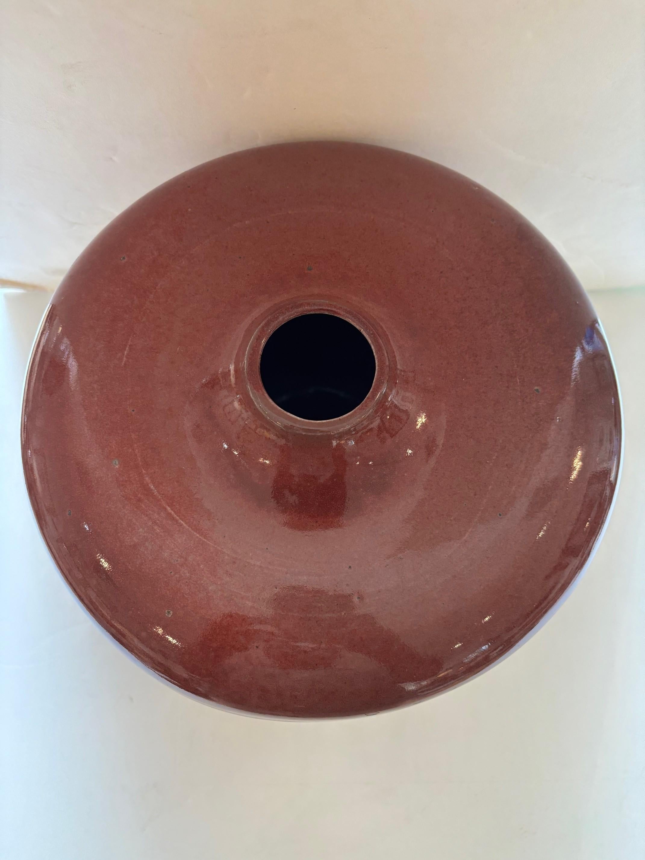 Vase vintage en céramique artisanale émaillée marron signé par l'artiste Folman en vente 1