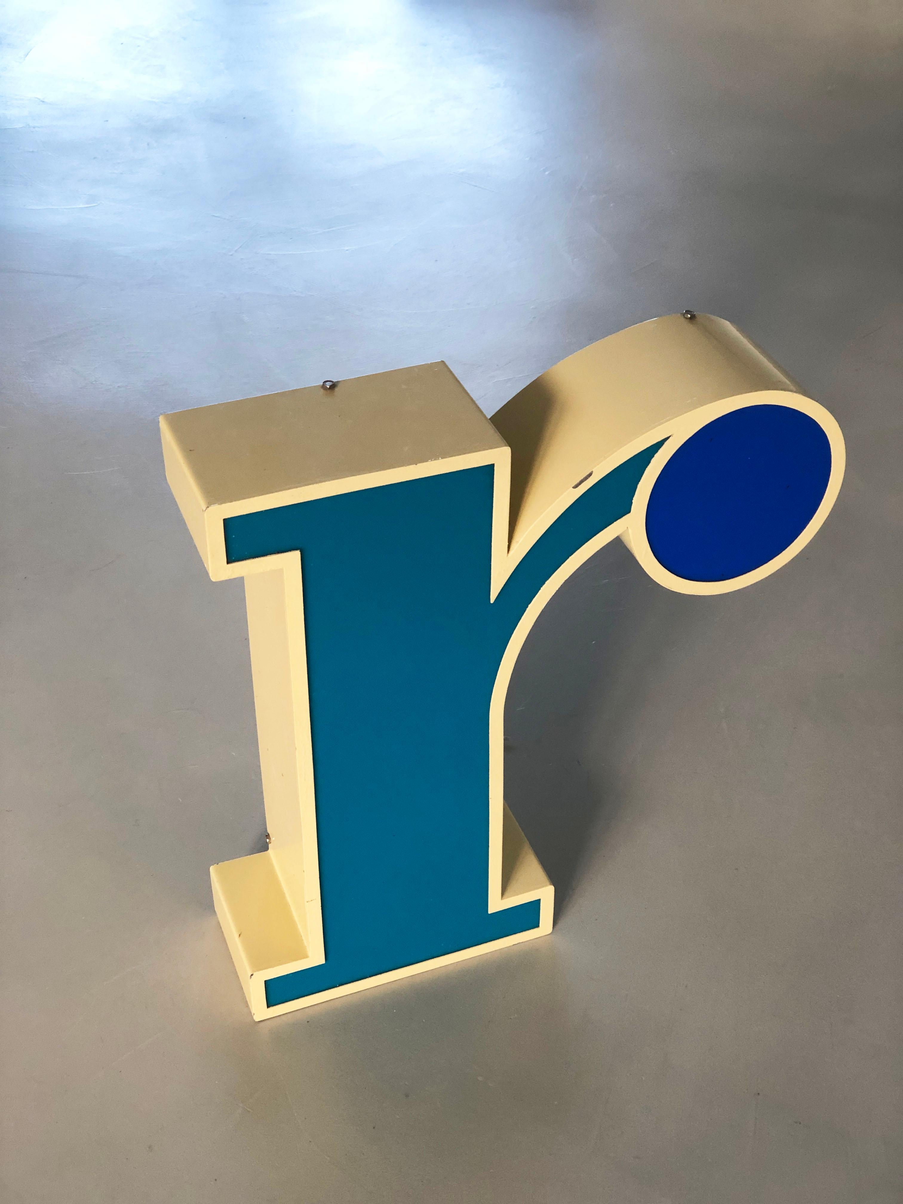 Vintage Marquee Box Letter R - Art Deco - Metal channel letter - Advertisement In Good Condition For Sale In EINDHOVEN, NL