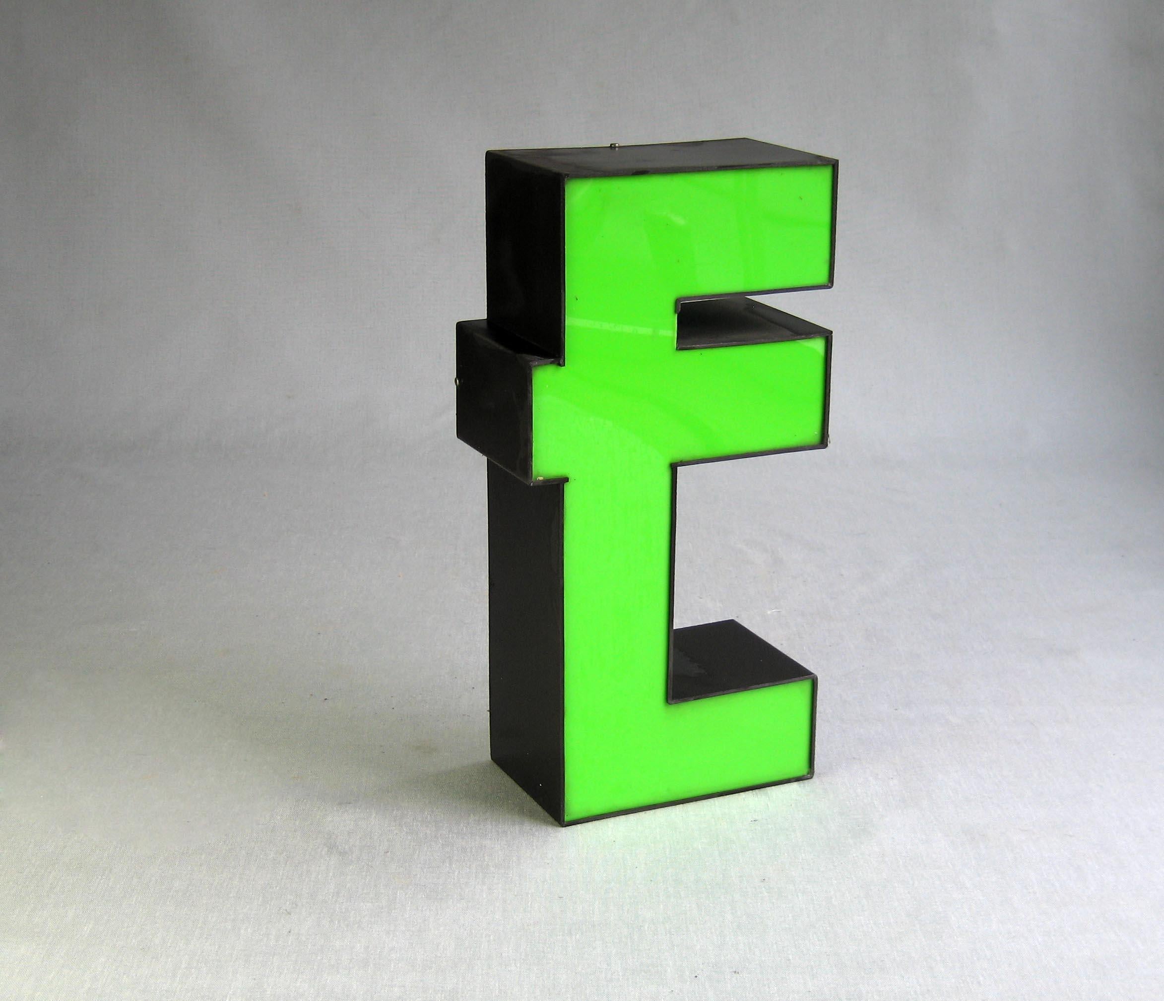 Äußerst dekorative große handgeschnittene Vintage-Werbung Neon 
farbiger Plexiglas-Kanal Buchstabe 'E'. 
Briefkasten im Art-Déco-Stil der 1960er Jahre, gefüllt mit schönem grünen Plexiglas. 
Neon innen - Es kann sein, dass es aus Altersgründen nicht