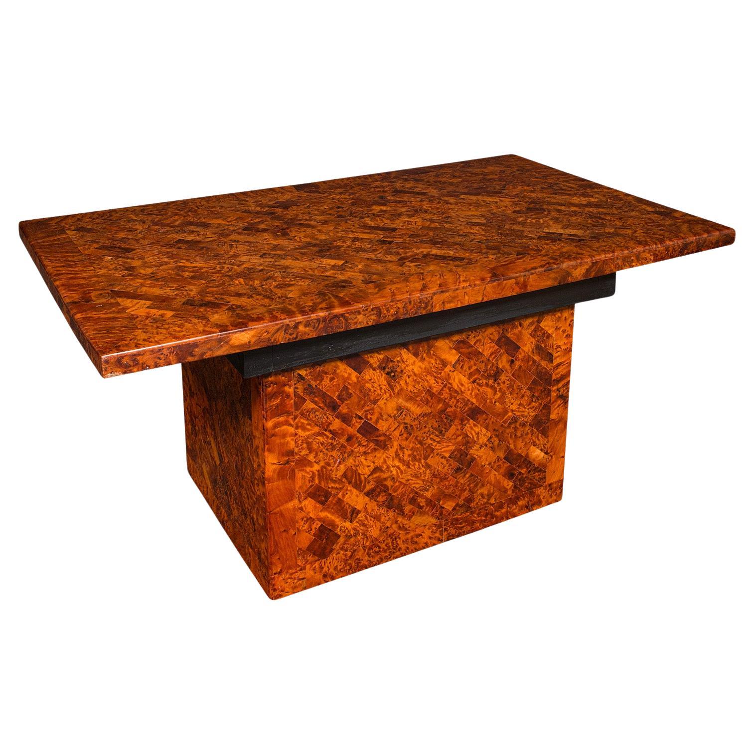 Table basse vintage en marqueterie, ronce d
if anglaise, Art Deco, Moderne, Circa 1940