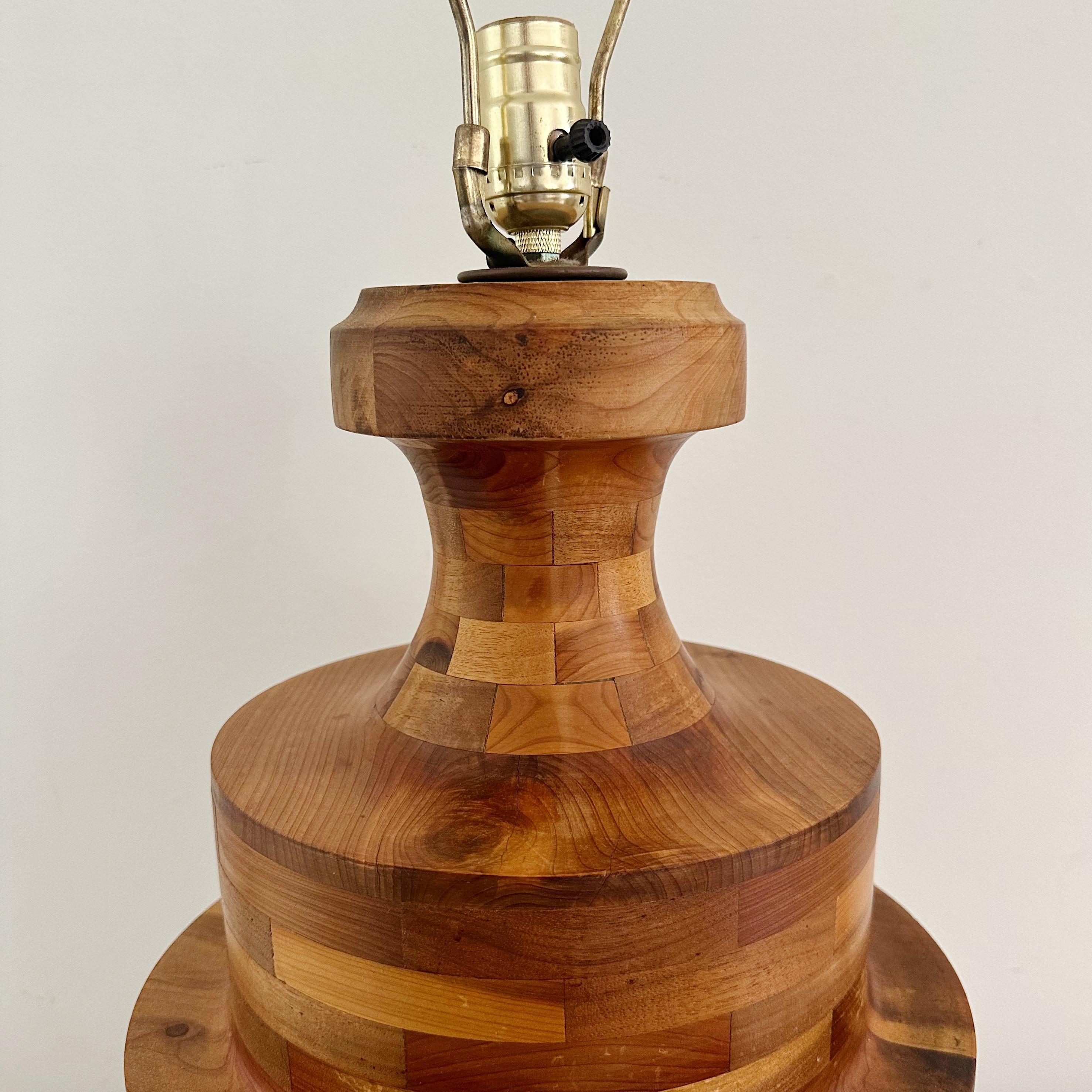 Américain Lampe en marqueterie vintage tournée à la main en forme de tour, fabriquée à partir de différents bois  en vente