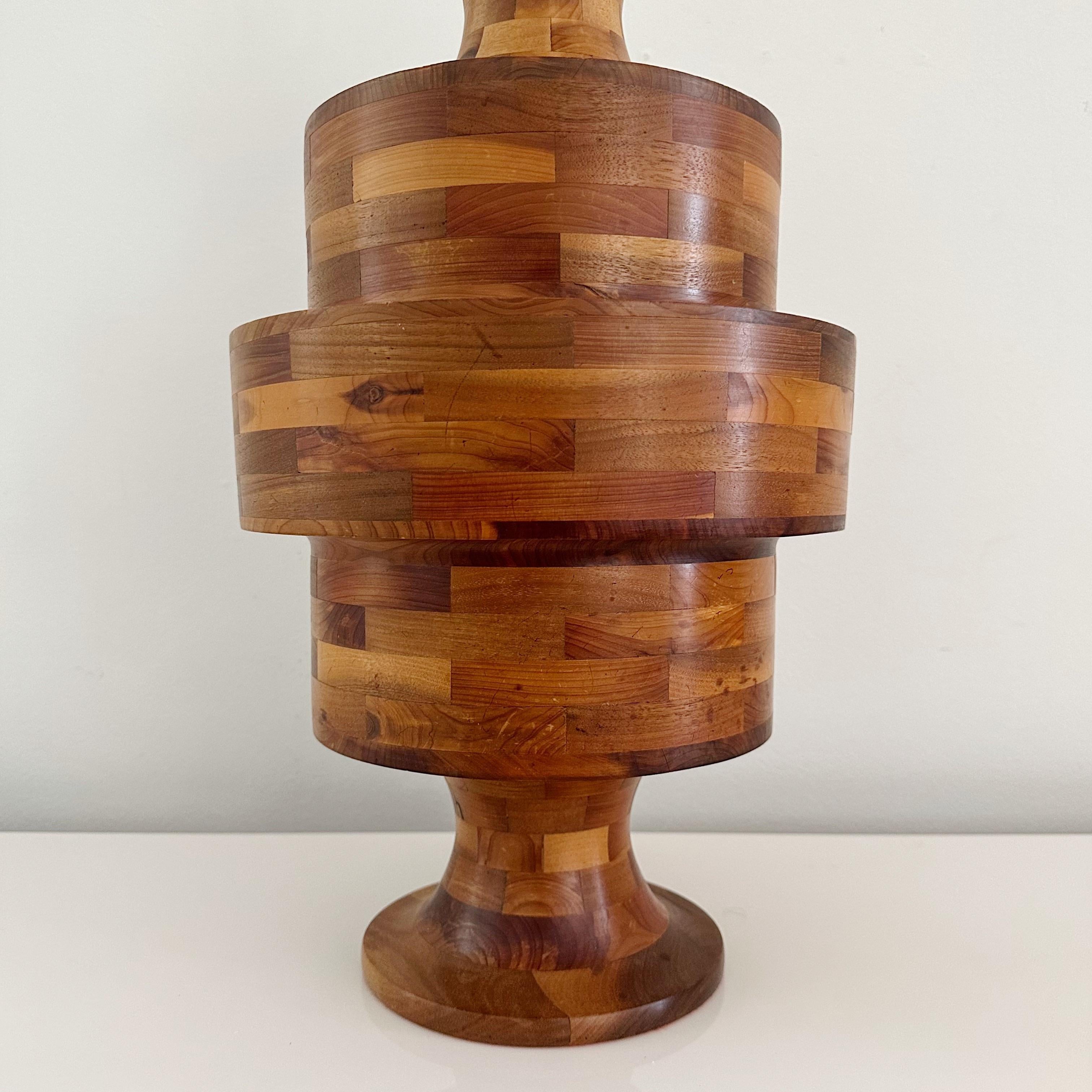 Fait main Lampe en marqueterie vintage tournée à la main en forme de tour, fabriquée à partir de différents bois  en vente