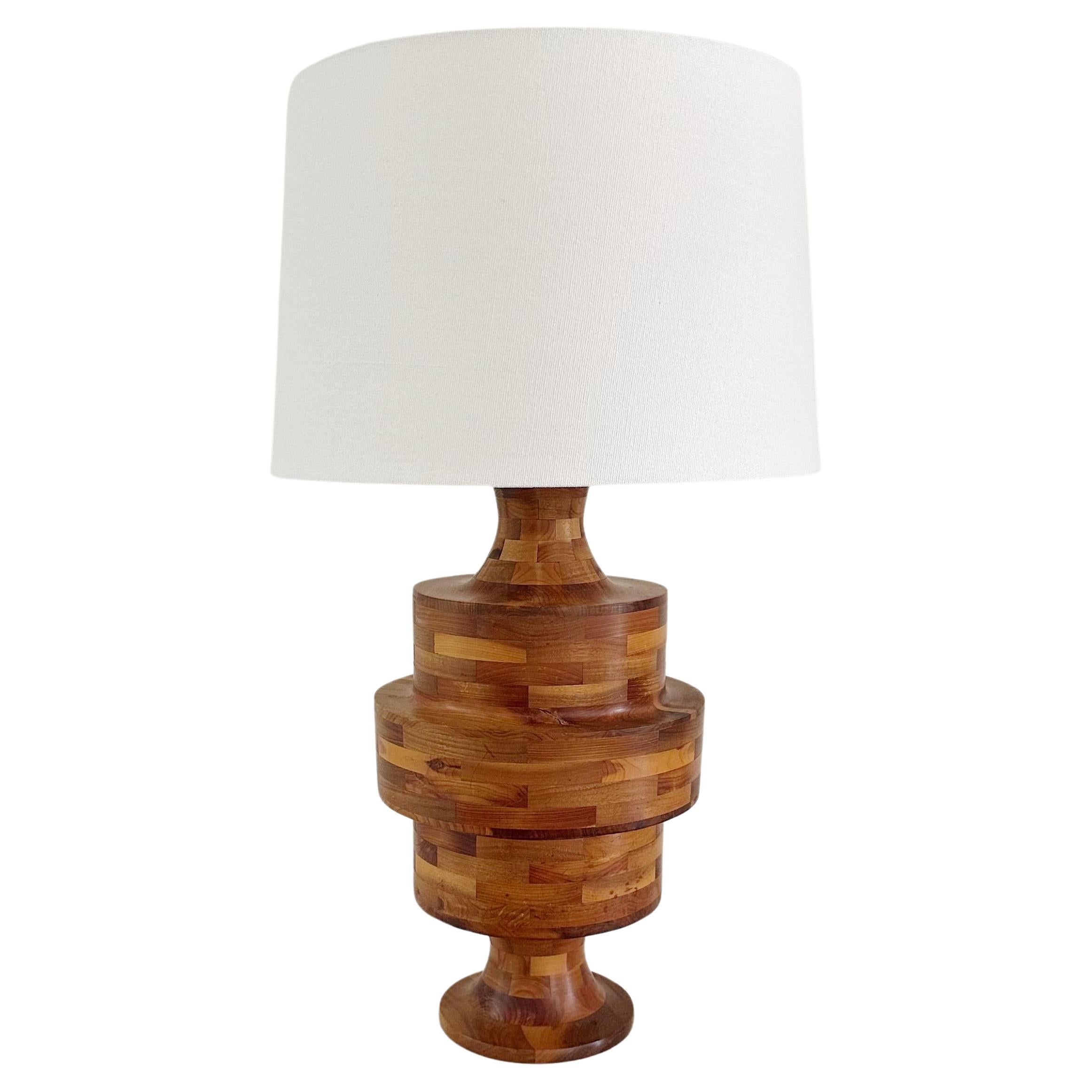 Lampe en marqueterie vintage tournée à la main en forme de tour, fabriquée à partir de différents bois 