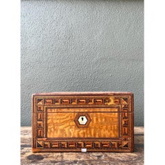 Caja de madera con incrustaciones de marquetería vintage