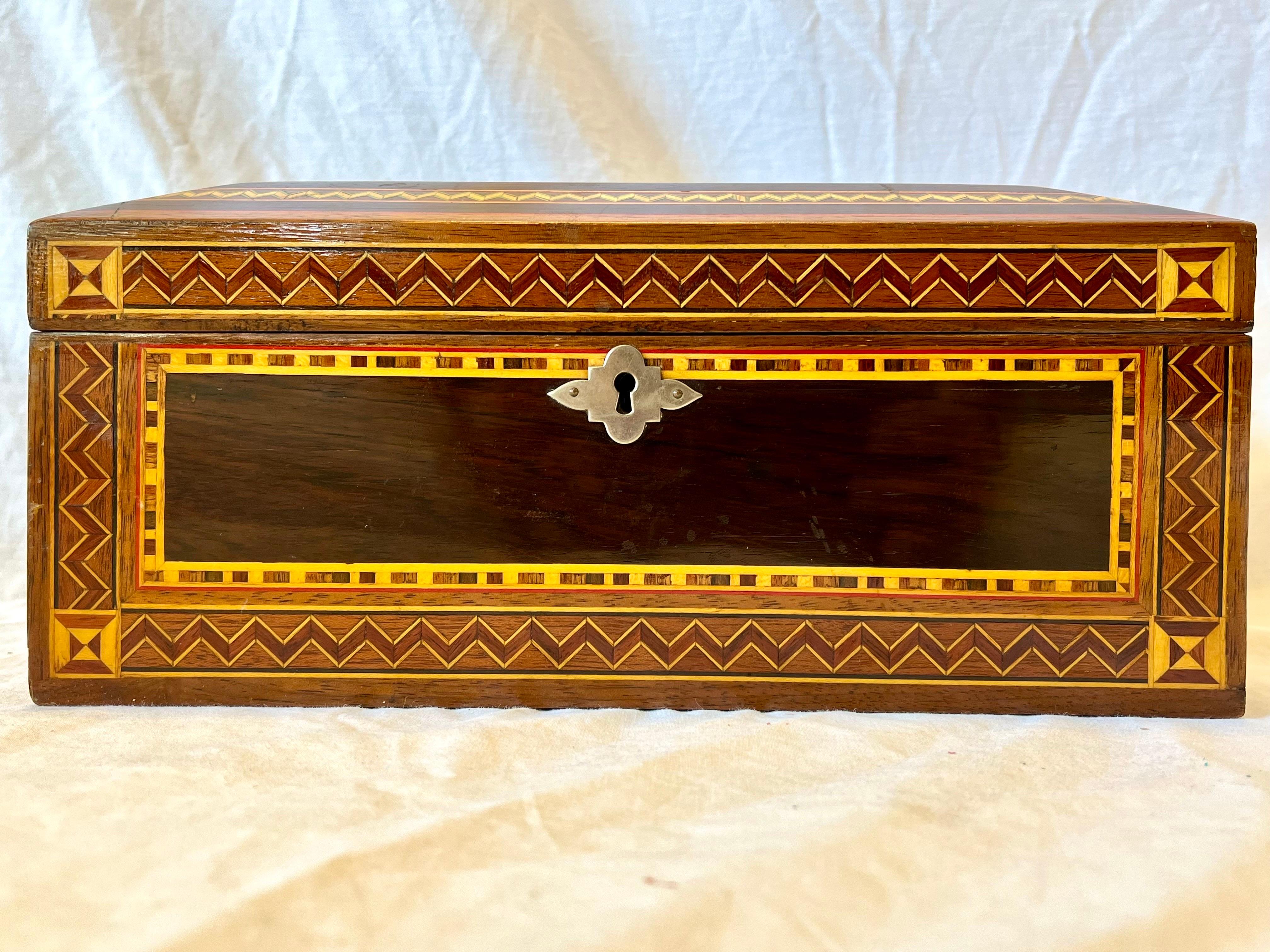Vintage Marqueterie Holz Intarsien Schmuck Schatulle mit Spiegel und Samt Interieur (Marketerie)