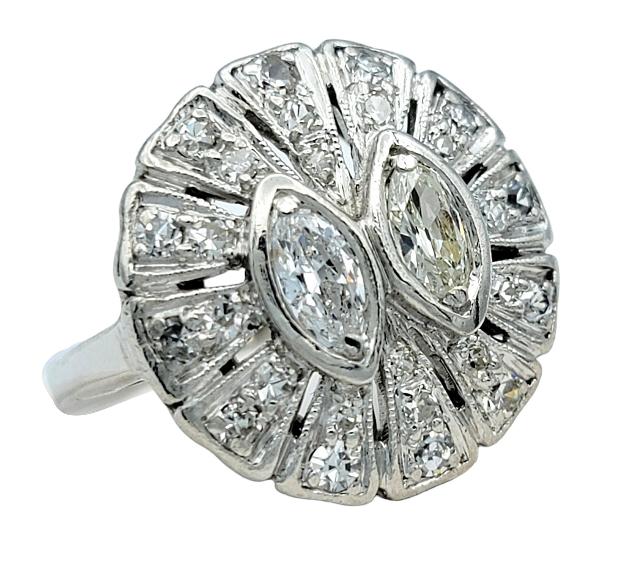 Misura dell'anello: 6.25

Questo splendido anello vintage emana un'eleganza senza tempo ed è impreziosito da un'accattivante serie di diamanti rotondi e marquise, tutti incastonati in un lussuoso oro bianco da 14 carati.  La disposizione delle due