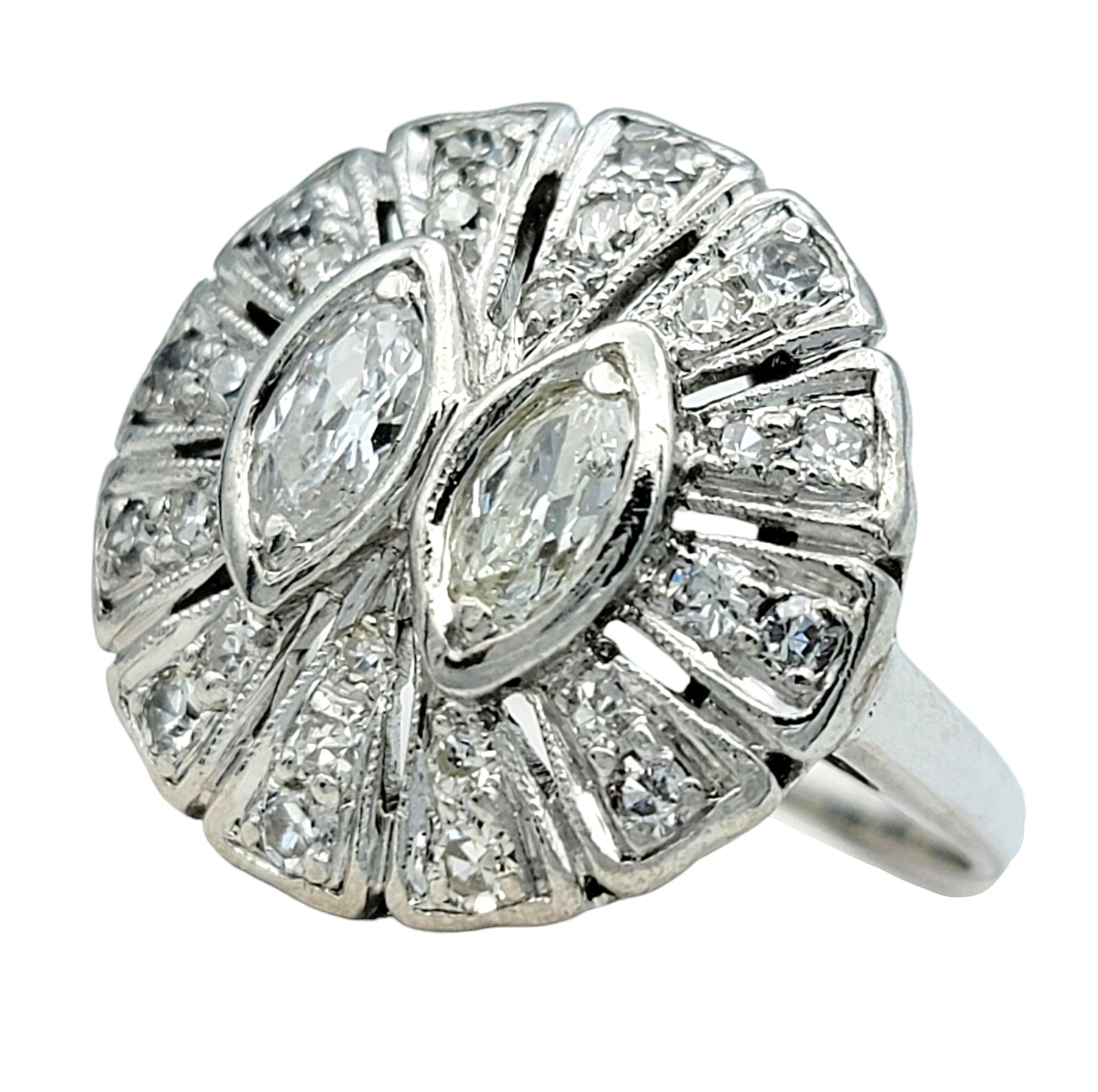 Contemporaneo Anello d'epoca con diamante rotondo e marquise con castone in oro bianco 14 carati in vendita