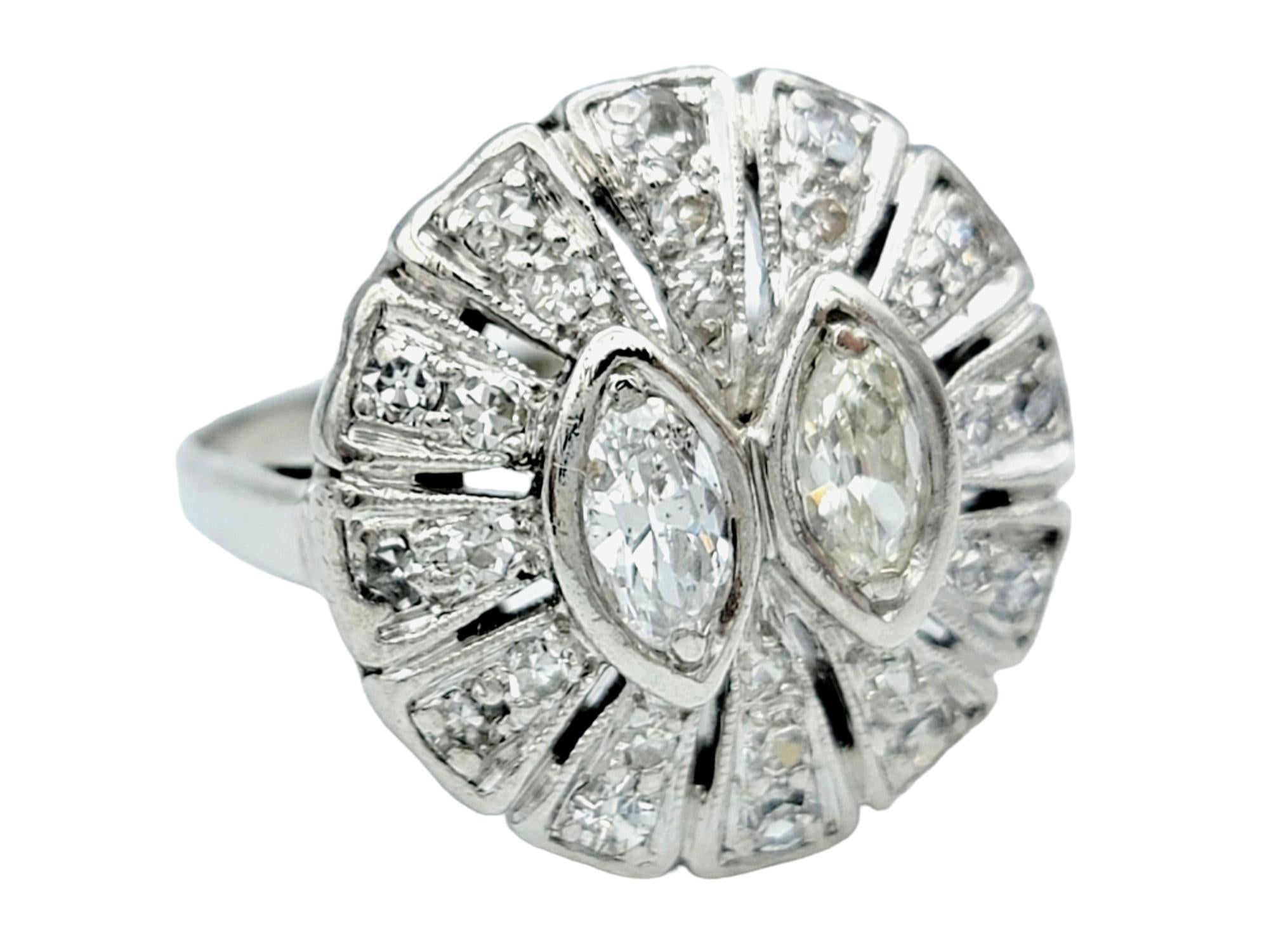 Taglio marquise Anello d'epoca con diamante rotondo e marquise con castone in oro bianco 14 carati in vendita