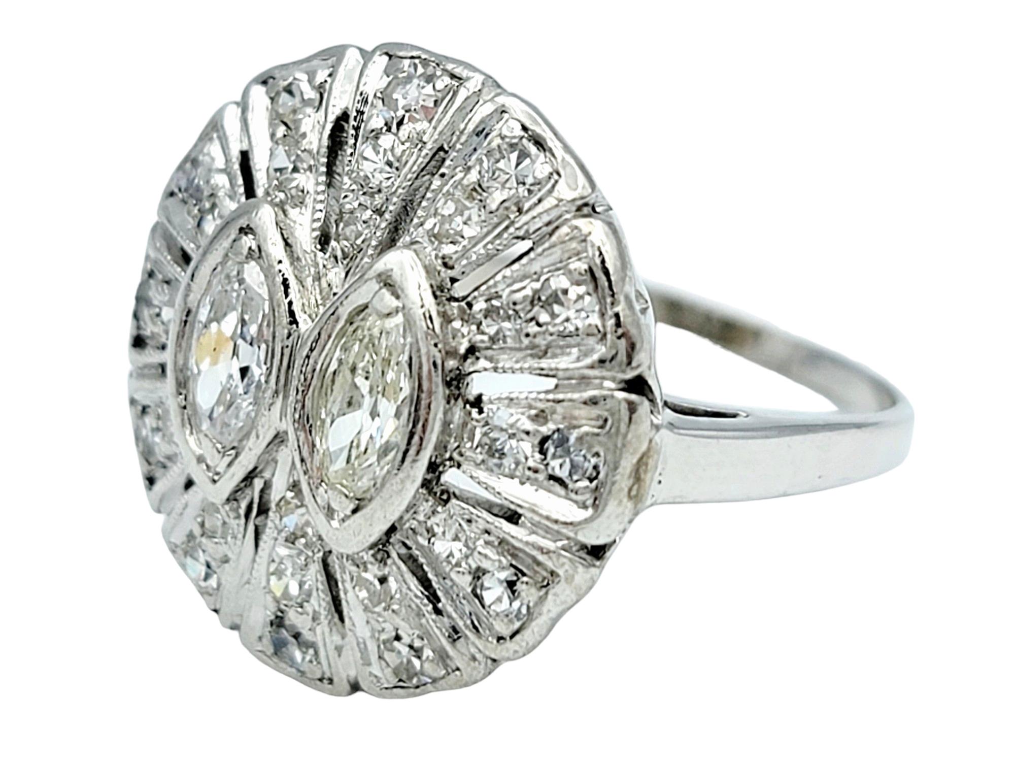 Anello d'epoca con diamante rotondo e marquise con castone in oro bianco 14 carati In condizioni buone in vendita a Scottsdale, AZ