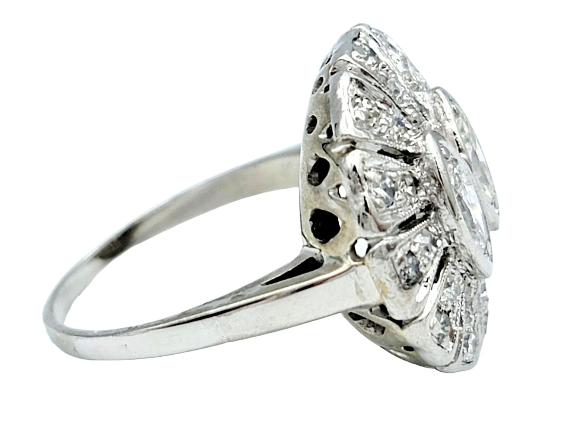 Donna Anello d'epoca con diamante rotondo e marquise con castone in oro bianco 14 carati in vendita