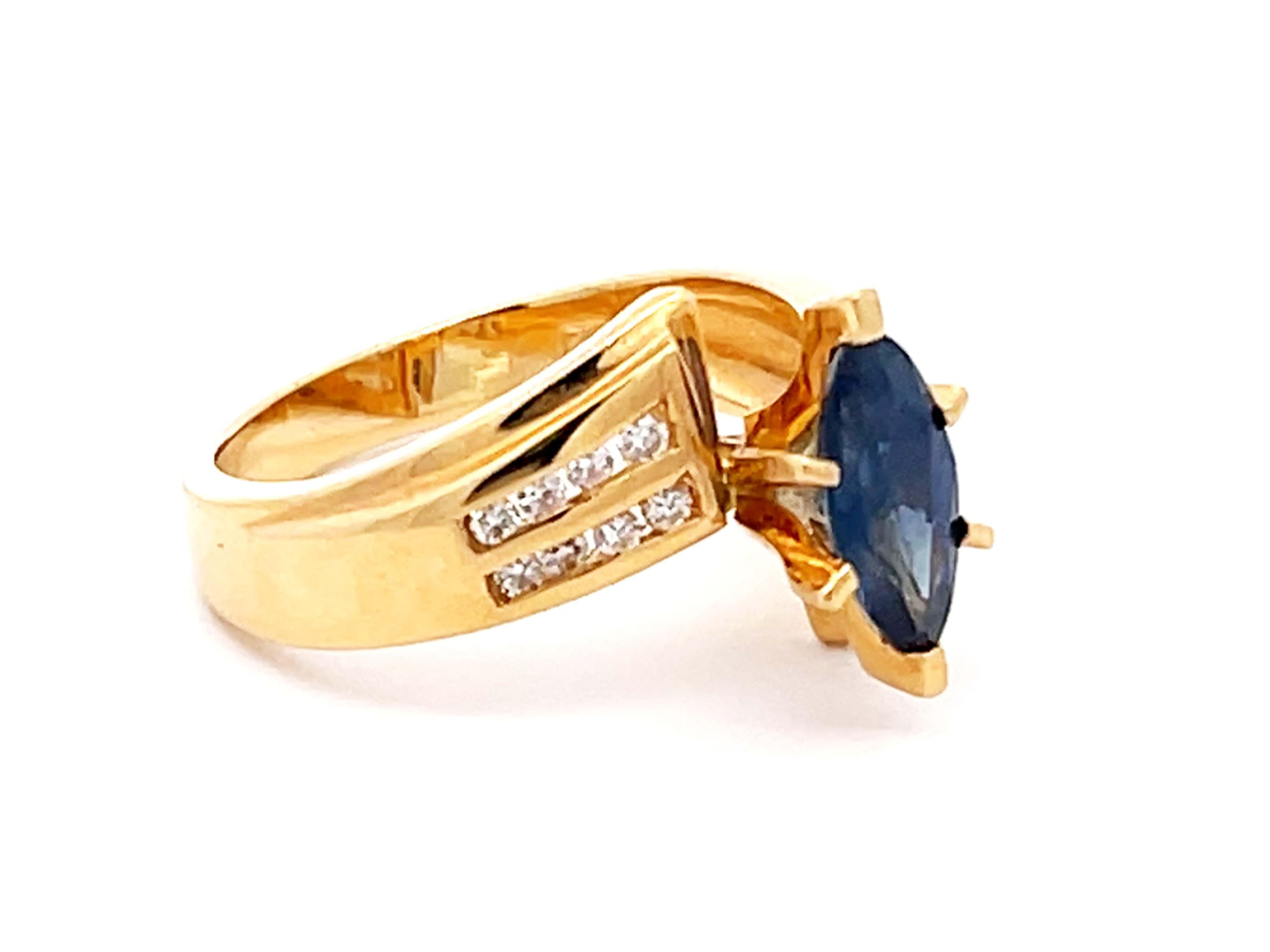 Moderne Bague vintage en or jaune 14 carats avec saphir bleu marquise et diamants en vente
