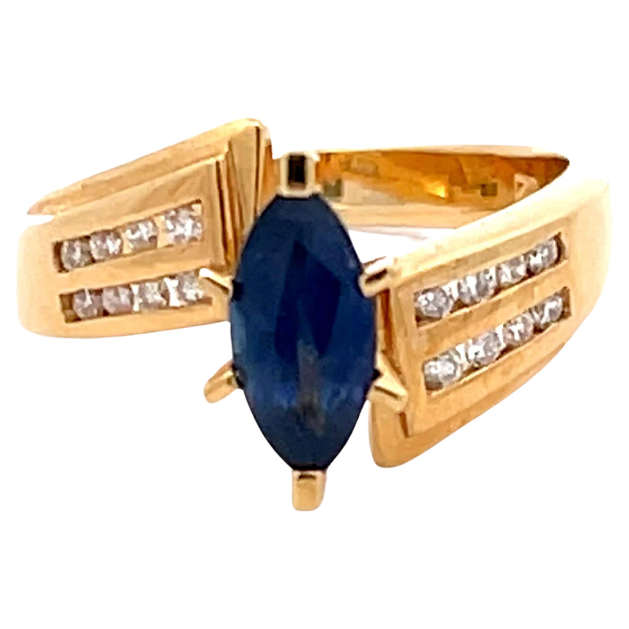 Bague vintage en or jaune 14 carats avec saphir bleu marquise et diamants en vente