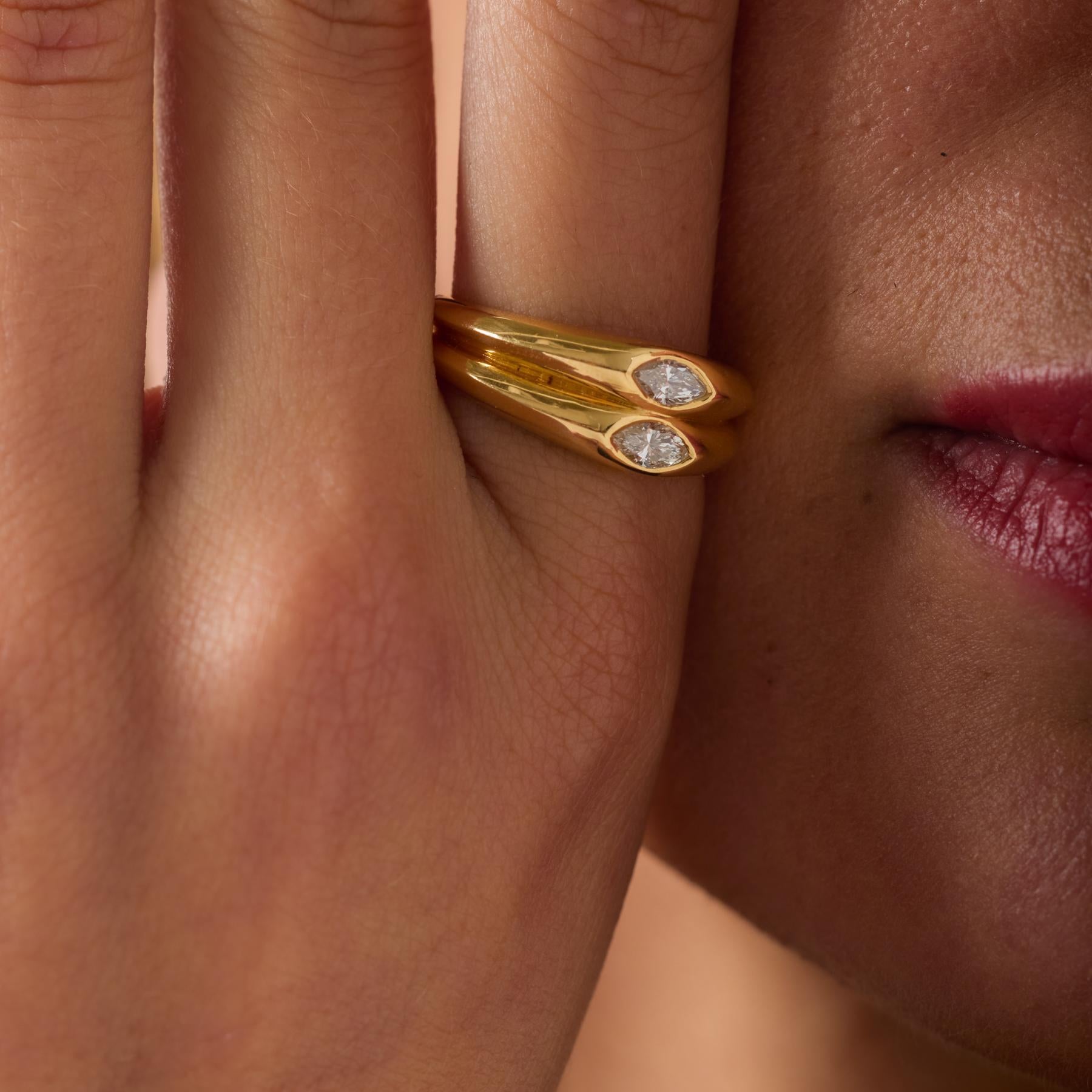 Anillo vintage de dos piedras de oro amarillo de 18k con diamante talla marquesa Corte marquesa en venta