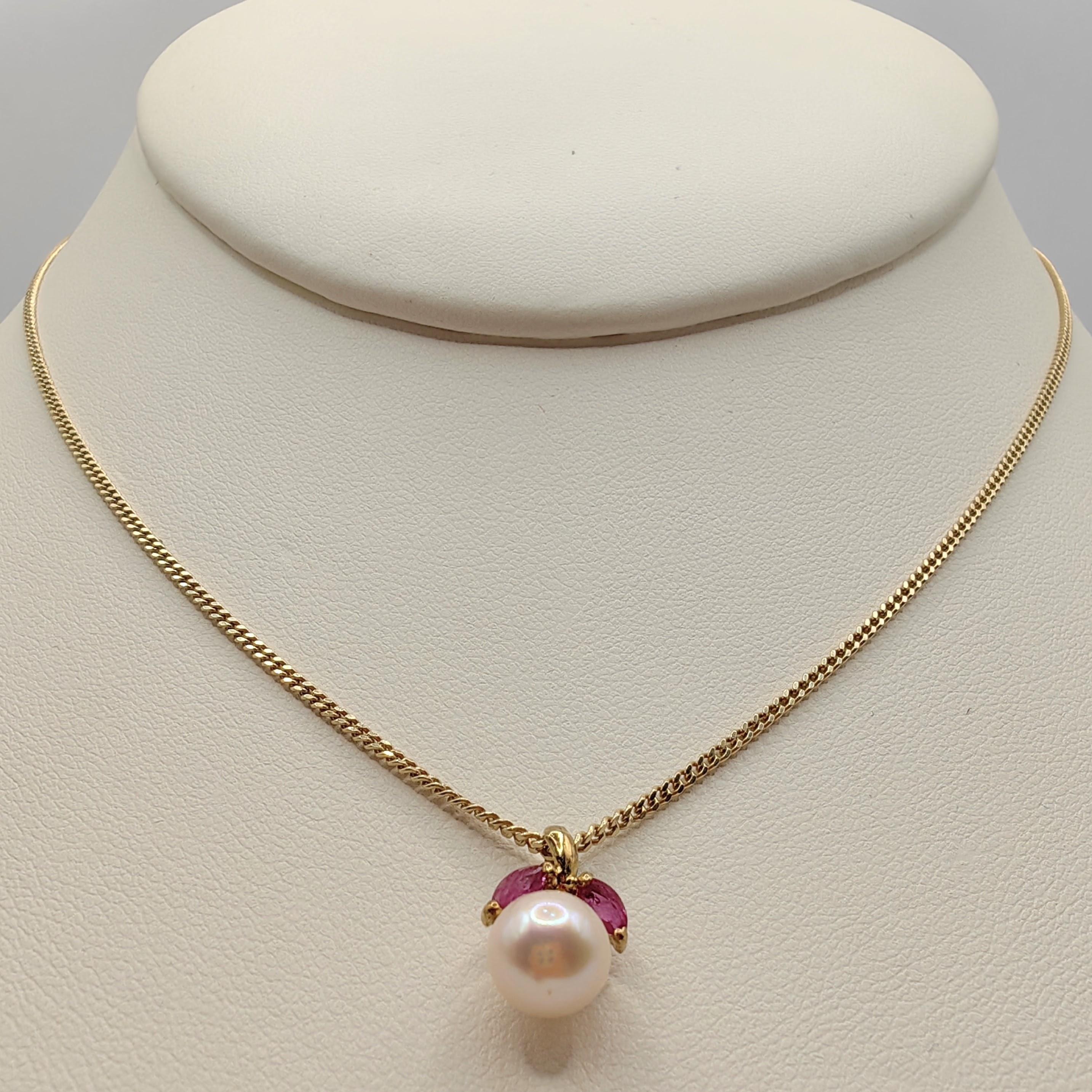 Wir präsentieren unseren Vintage Marquise Cut Rubies & Pearl Necklace Anhänger in 14K Gelbgold, ein zeitloses Schmuckstück, das Vintage-Charme mit zeitgenössischer Eleganz verbindet.

Das Herzstück dieses Anhängers ist eine glänzende runde