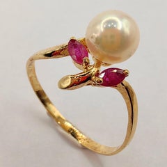 Anillo vintage de oro amarillo de 14 quilates con rubíes talla marquesa y perlas