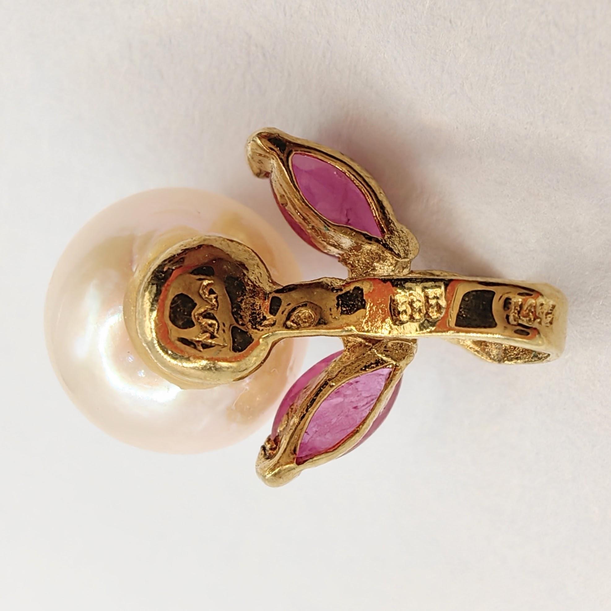 Boucles d'oreilles pendantes en or jaune 14K avec rubis taillés en marquise et perles en vente 9