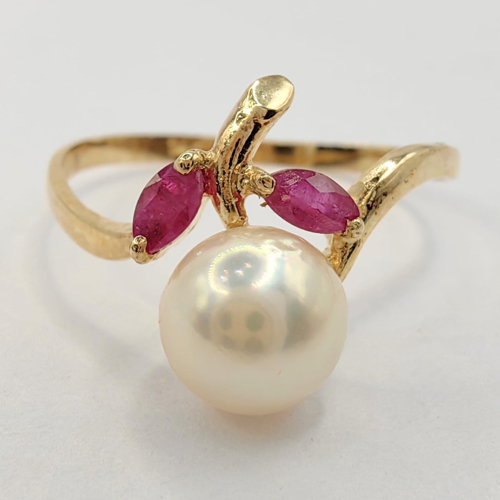 Taille Marquise Boucles d'oreilles pendantes en or jaune 14K avec rubis taillés en marquise et perles en vente